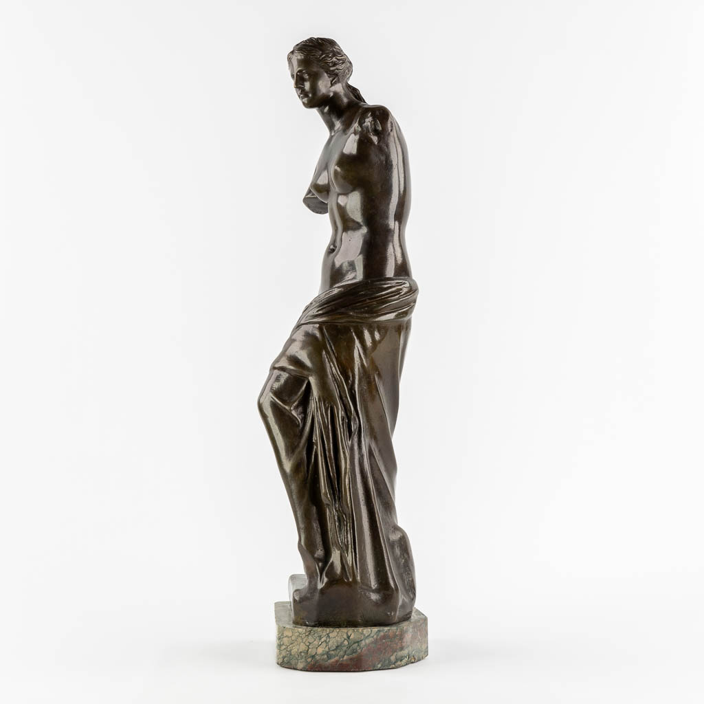 Venus van Milo, gepatineerd brons op marmer. (L:18 x W:23 x H:75 cm)