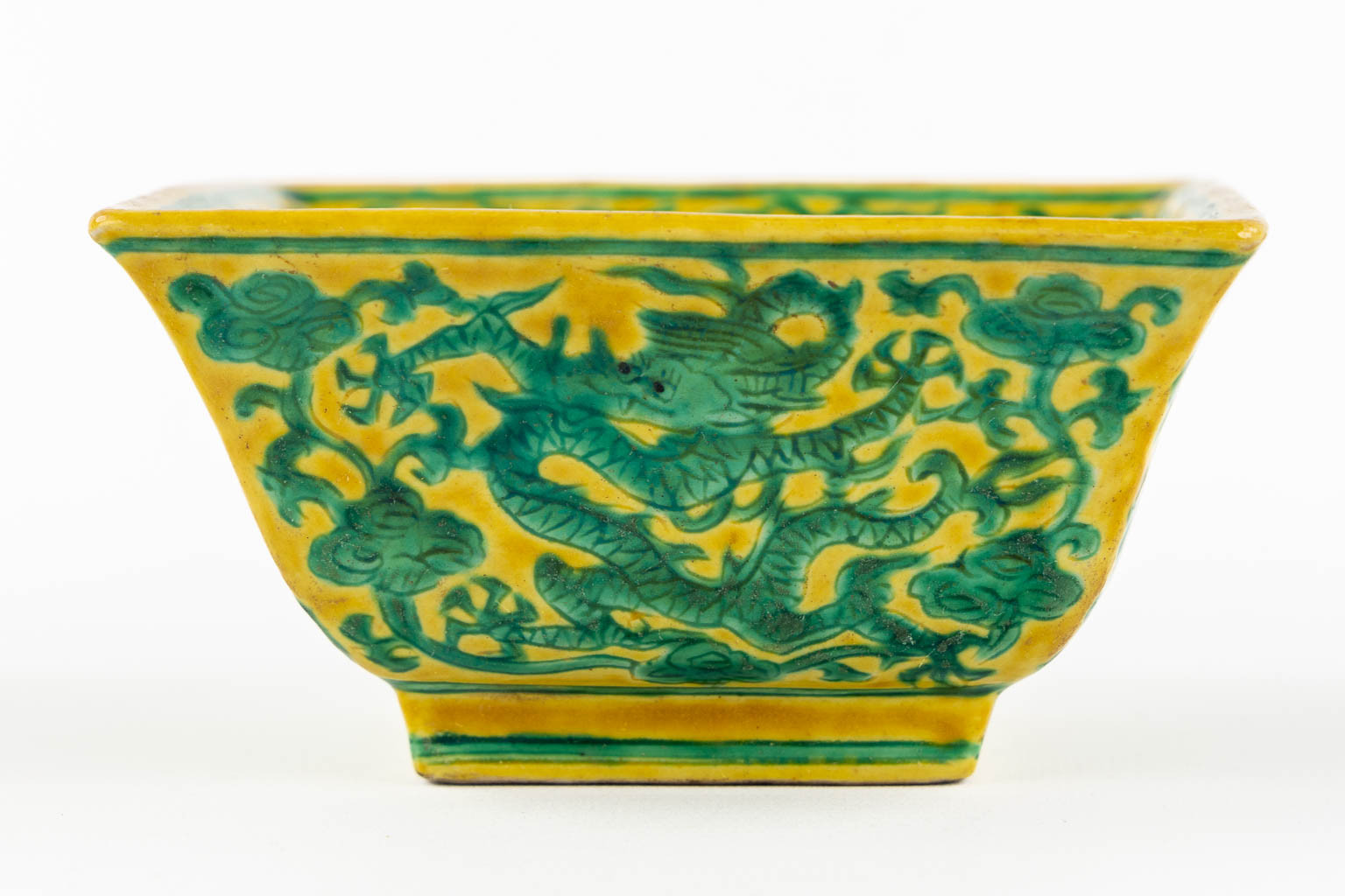 A Chinese water pot with a yellow ground and green dragon decor. Ming style. (L:13 x W:13 x H:6 cm)