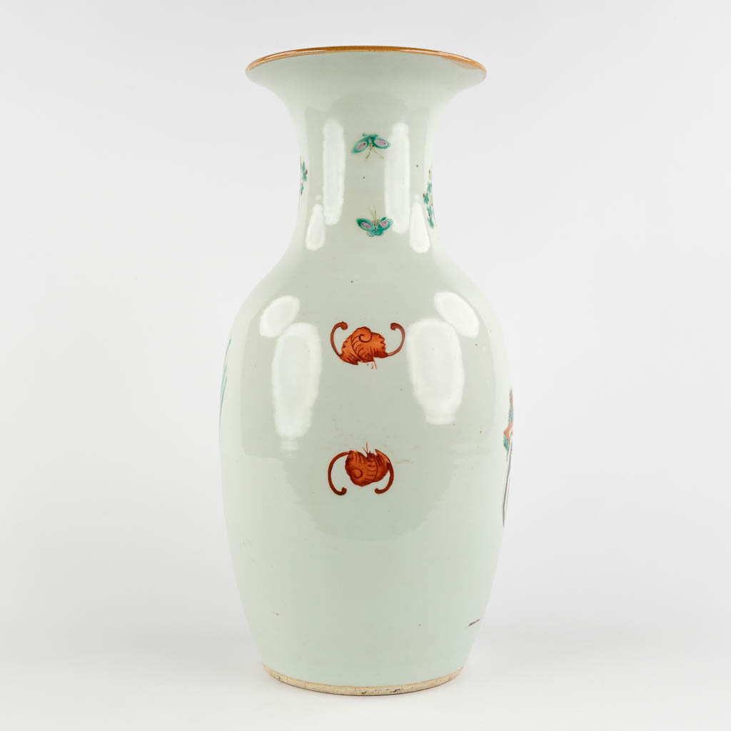 A Chinese vase decorated with ladies and children, 19th/20th C. (H:44 x D:21 cm)