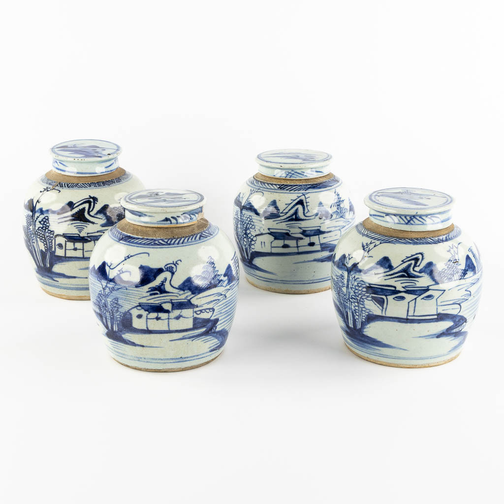 Vier bijpassende Chinese gemberpotten, blauw-wit steengoed. (H:18 x D:16 cm)