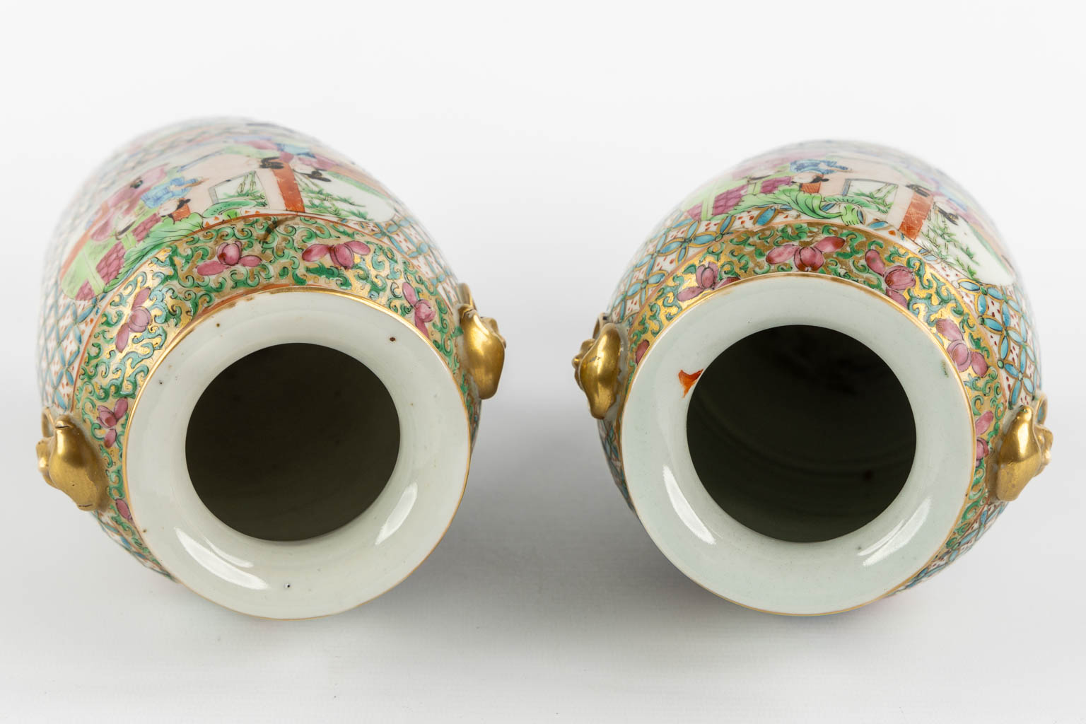 A pair of Chinese Canton vases with a fine decor, 19th C. (H:24 x D:12 cm)