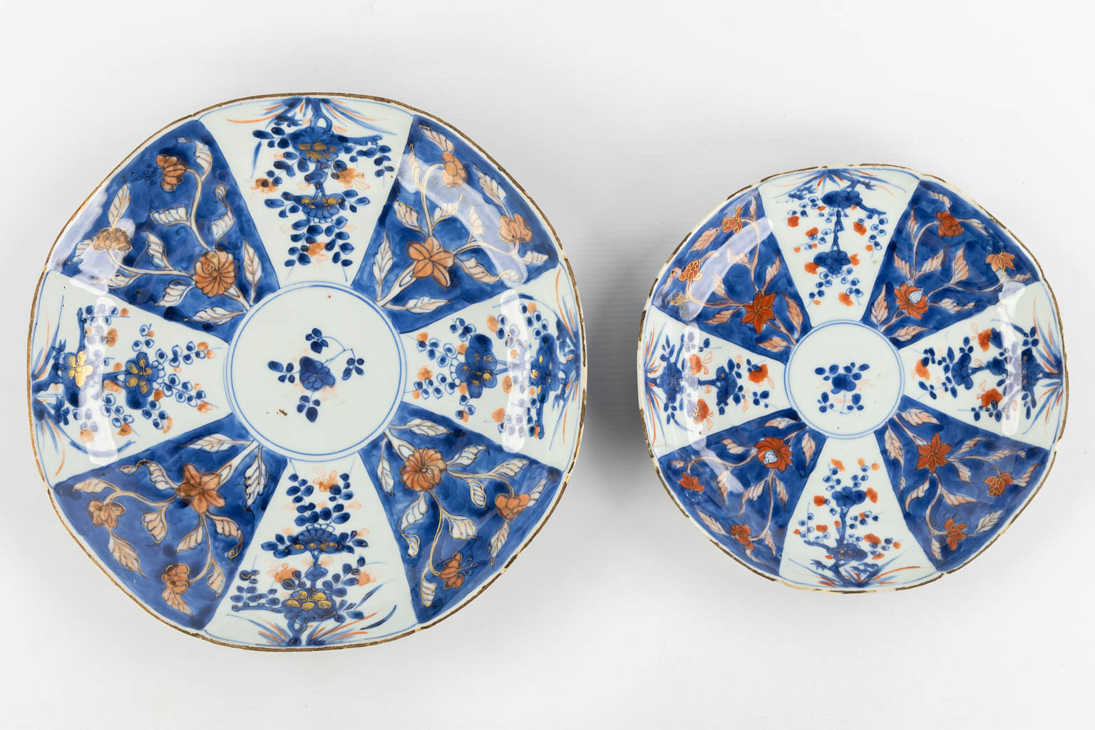 A collection of Chinese porcelain, Blue-white, Canton, Famille Rose and Imari. 18th/19th C. (D:29 cm)