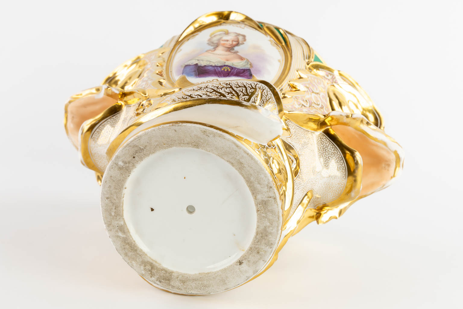 Viex Paris, A cache pot with hand-painted and gilt decor. Portrait of Marie-Antoinette. 