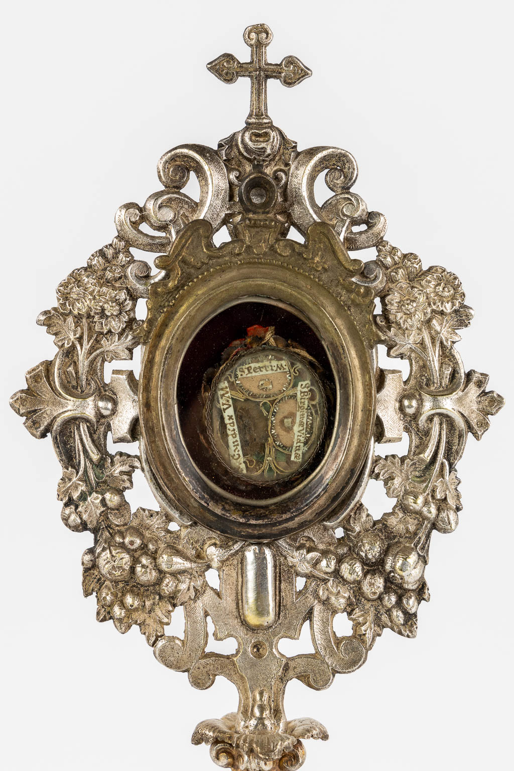 A Reliquary Monstrance, Baroque Style with a theca and 3 relics for Saints. 19th C.