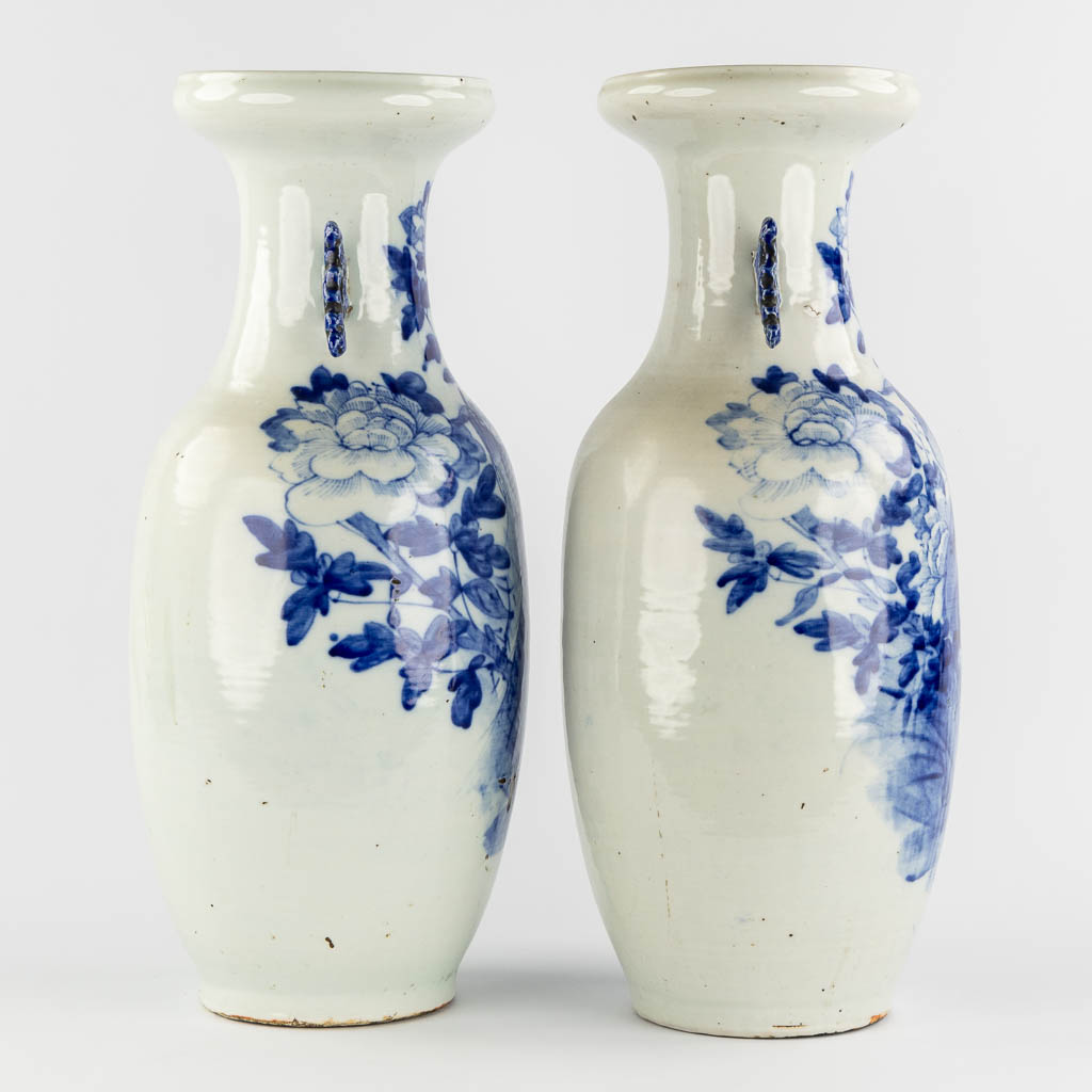 Een paar Chinese Celadon vazen met blauw floraal decor. (H:57 x D:22 cm)