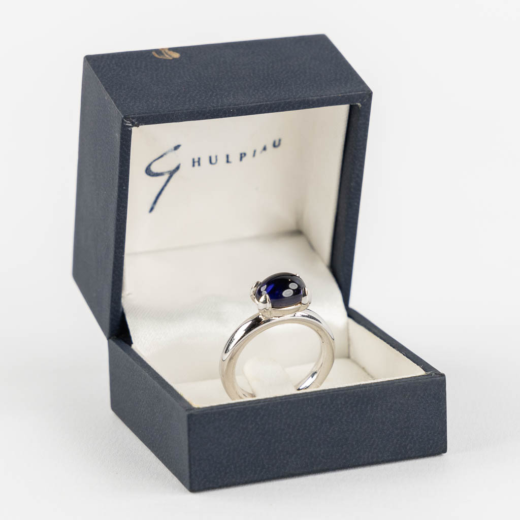 Bron Jewellery, een 18kt wit-gouden ring met cabochon saffier. 11,16g. Ringmaat 57. 