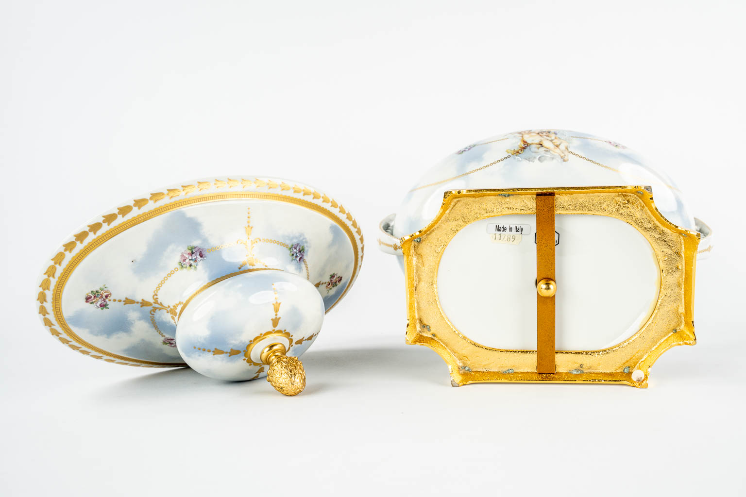 A three piece mantle garniture, porcelain vases with a lid, decorated with Angels. Italy, 20th C.