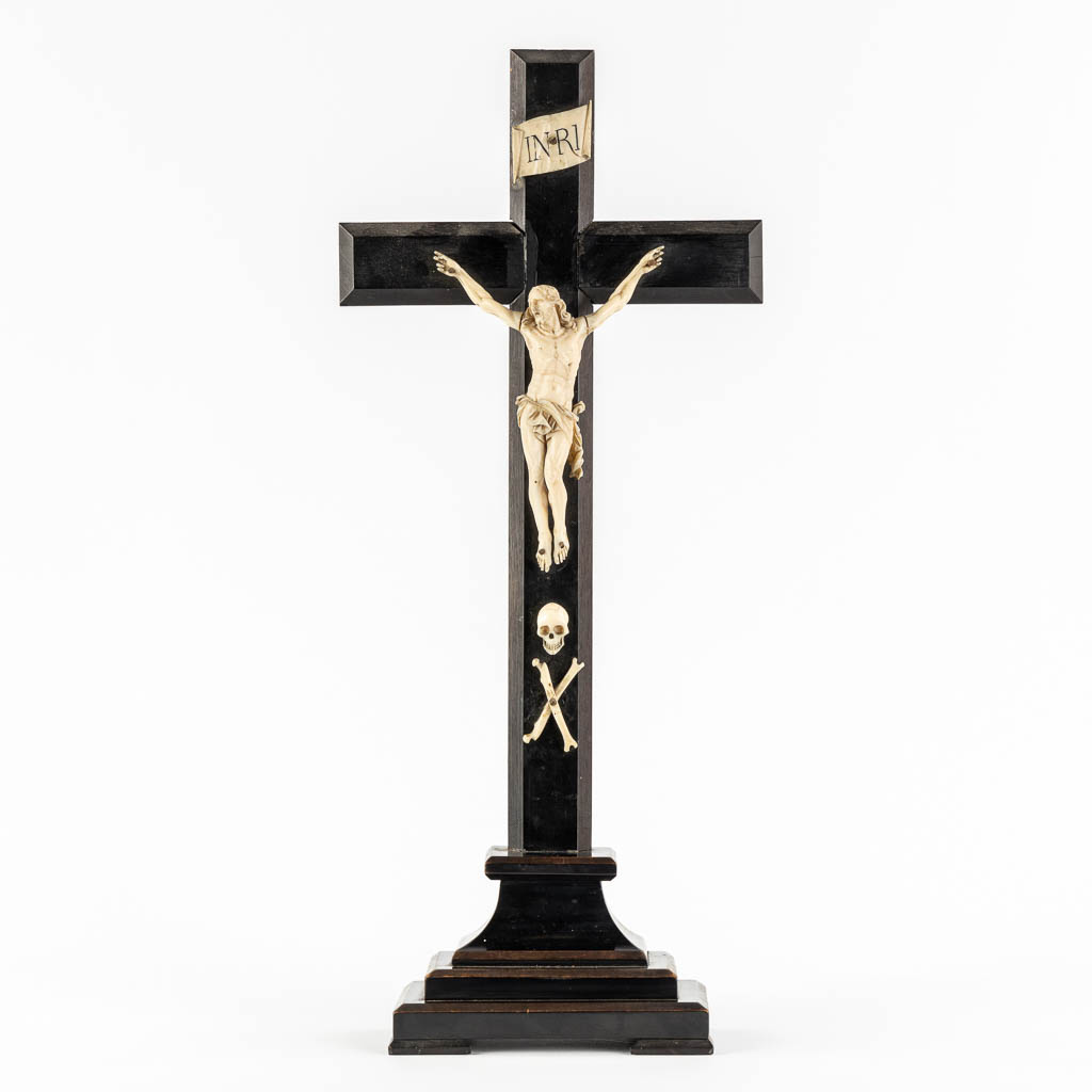 Een antieke Corpus Christi gemonteerd op een geëboniseerd houten crucifix, ivoor, 19de eeuw. (L:9,5 x W:22,5 x H:52,5 cm)