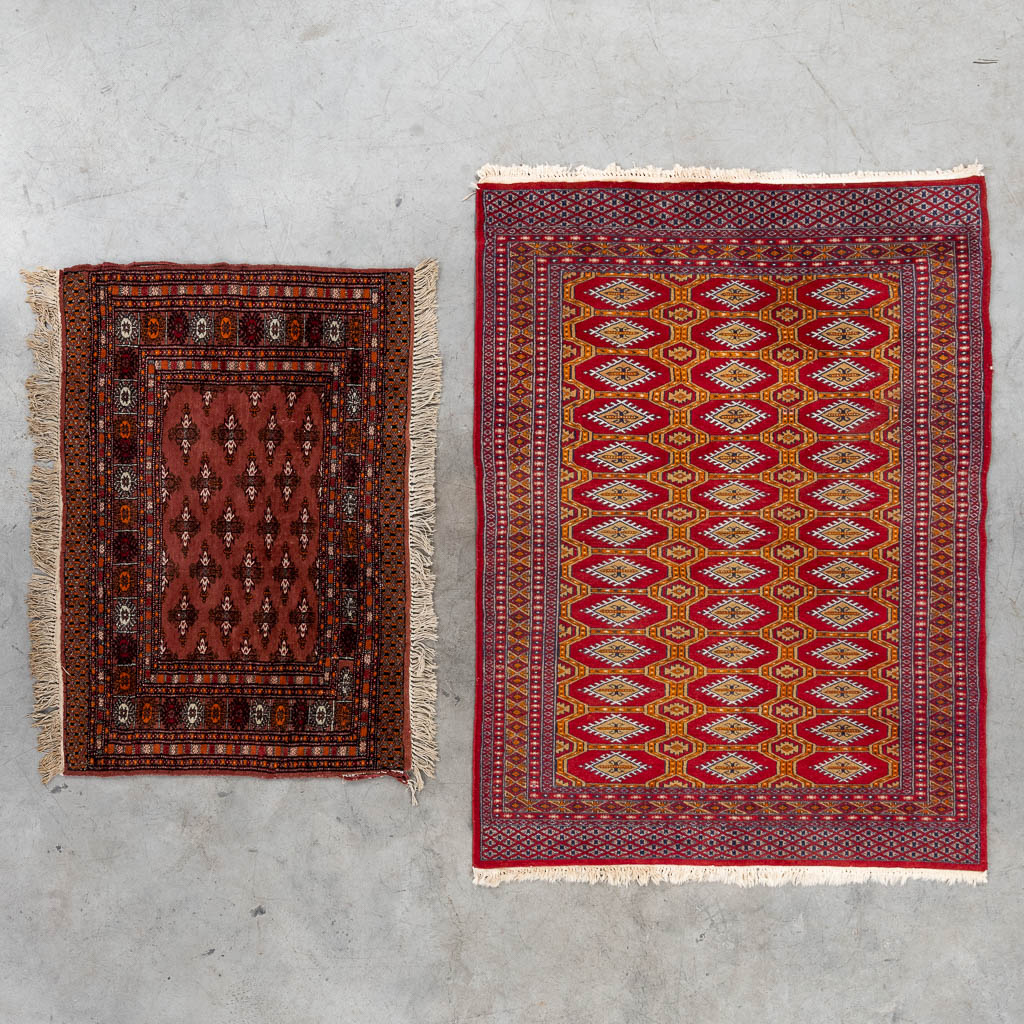 A set of 2 Oriental hand-made carpets, Bokhara/Buchara. (L:124 x W:170 cm)