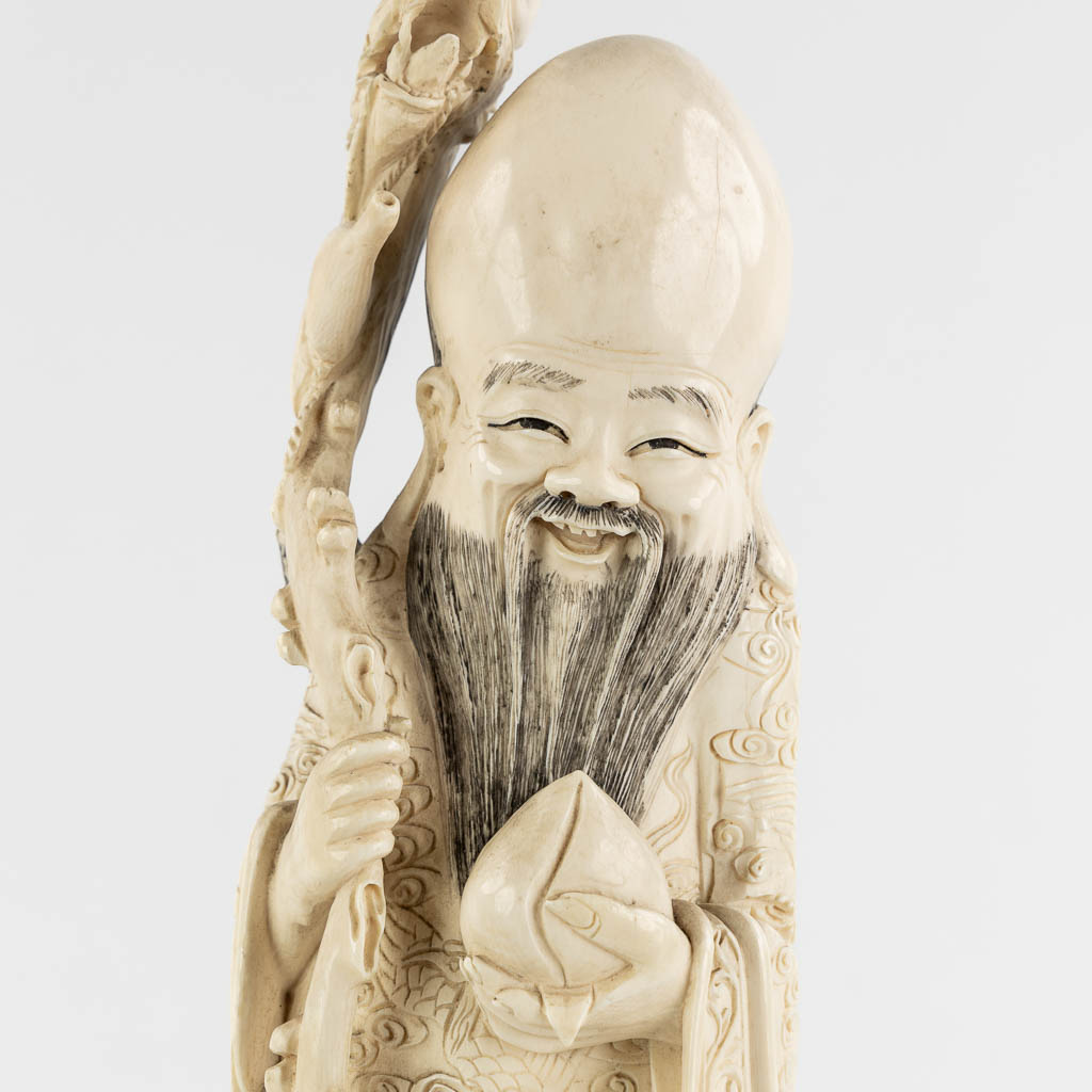 An Ivory sculptured figurine of Shou Lao, 2,169 kg. (W:11 x H:41 cm)