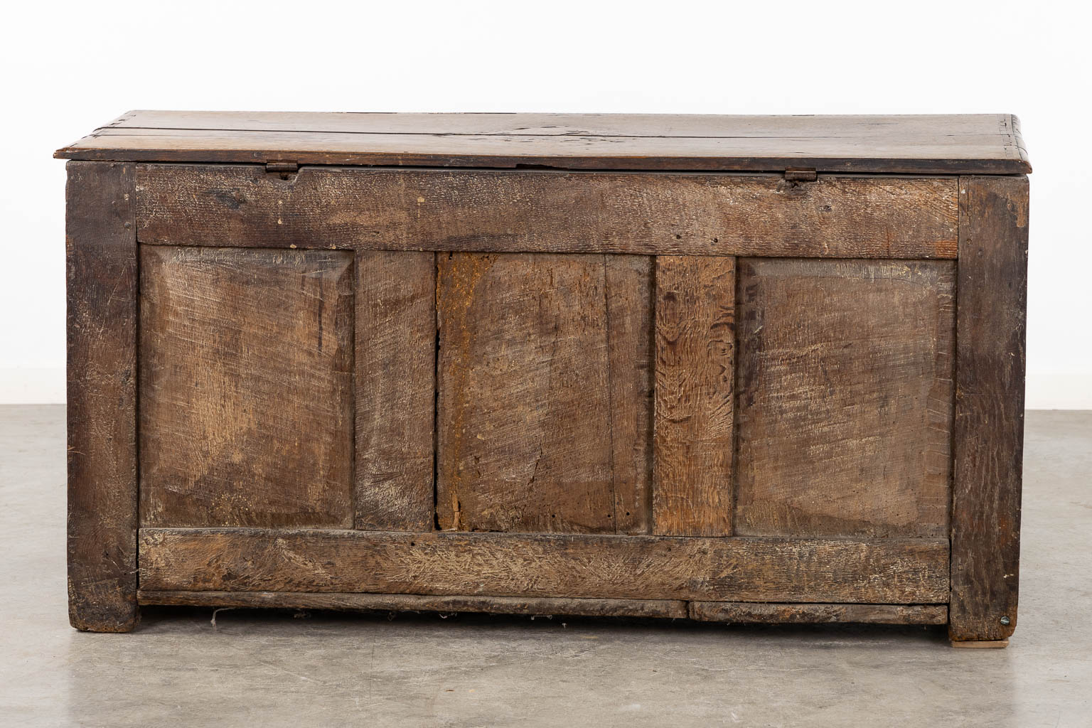 An antique chest with floral marquetry inlay, 18th C. (L:53 x W:124 x H:64 cm)