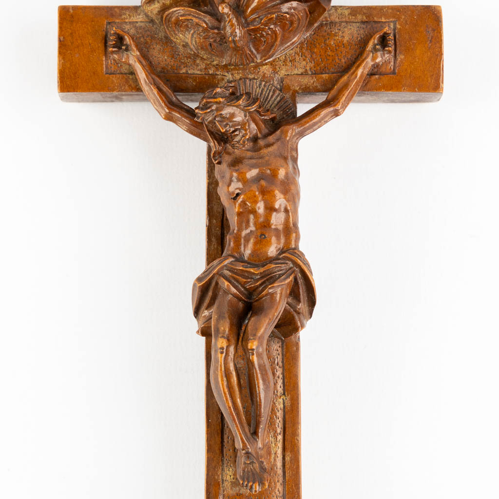 A very finely sculptured crucifix with 12 relics. 19th C. (L:3 x W:9,5 x H:26,5 cm)