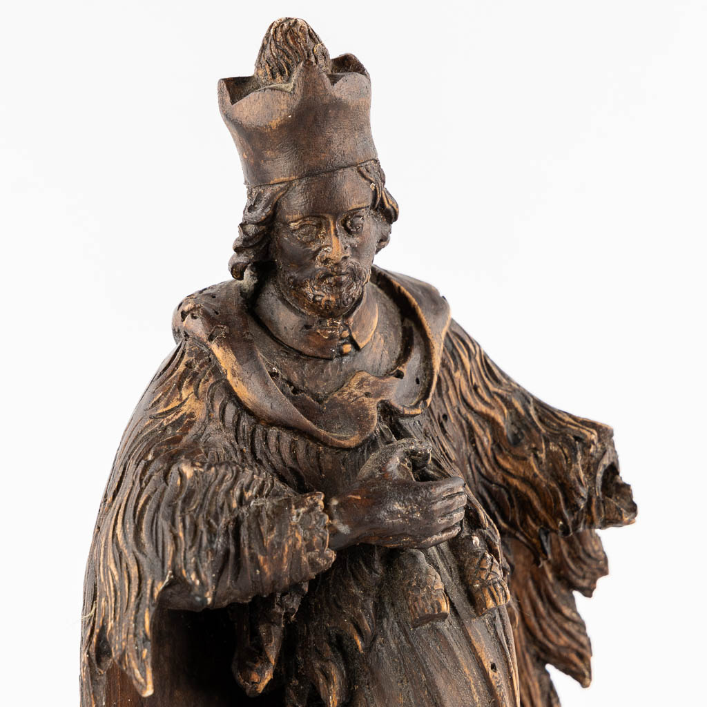 An antique and fine wood sculpture of a Cardinal, signed J. MEFAUT, Fecit. 18th C. (L:10,5 x W:18,5 x H:39 cm)