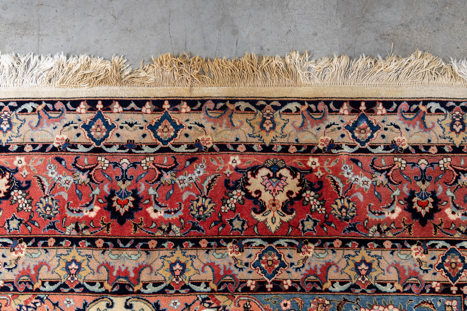 A large Oriental hand-made carpet, Kashan. (L:408 x W:290 cm)