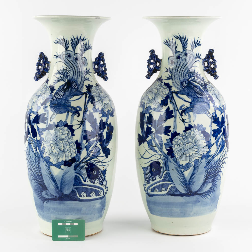 Een paar Chinese vazen, blauw-wit decor van vogels en bloemen en een vis. (H:57 x D:22 cm)