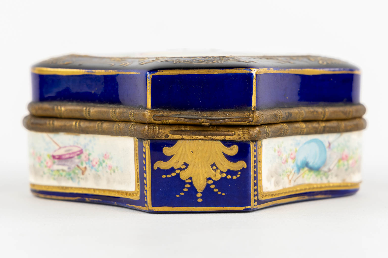 Sèvres, a polychrome porcelain jewellery box, hand-painted decor. 19th C. (L:10 x W:10 x H:5 cm)