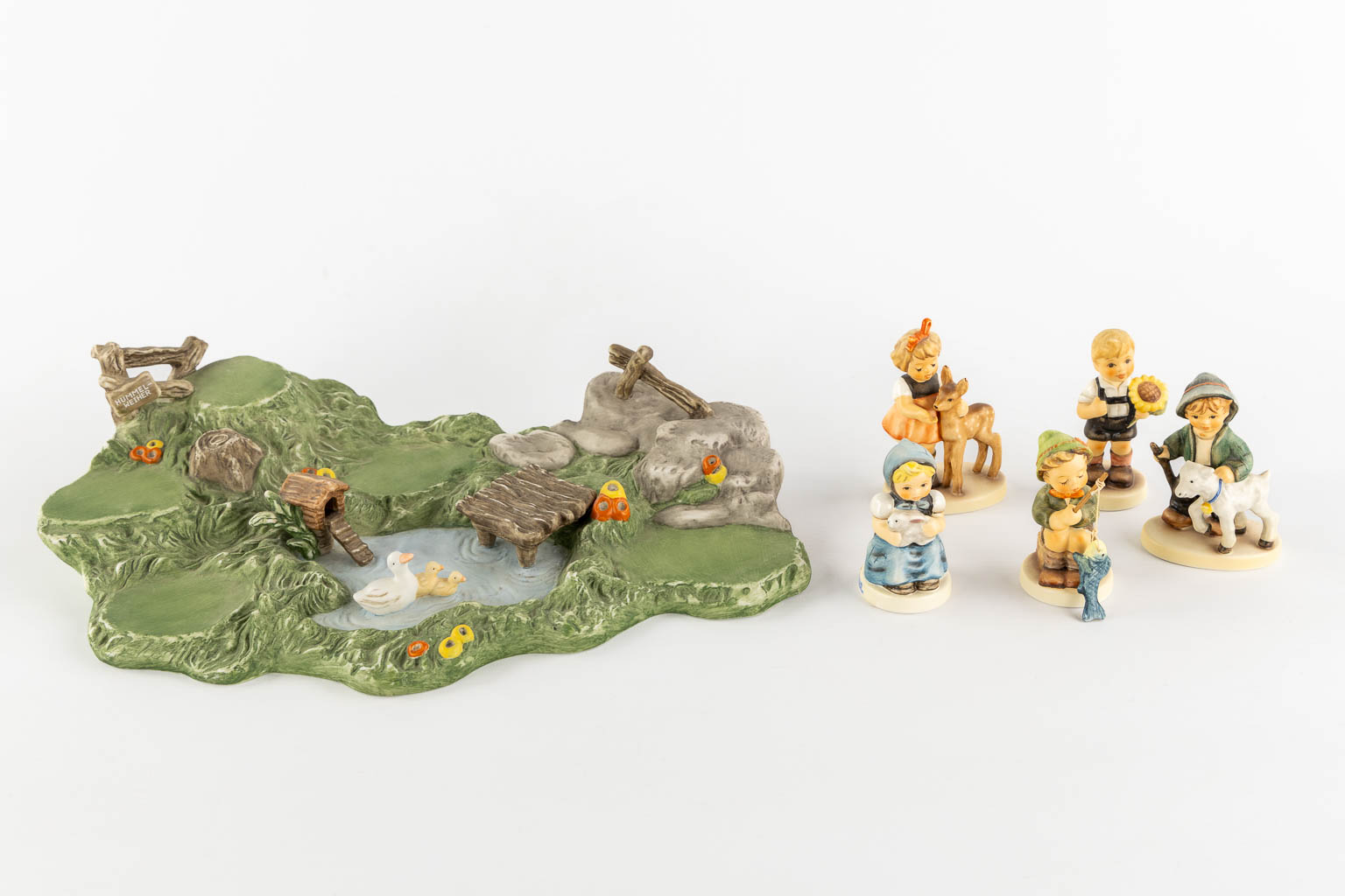 Hummel, a pond with figurines, in total 13 pieces. (W:35 x H:14 cm)