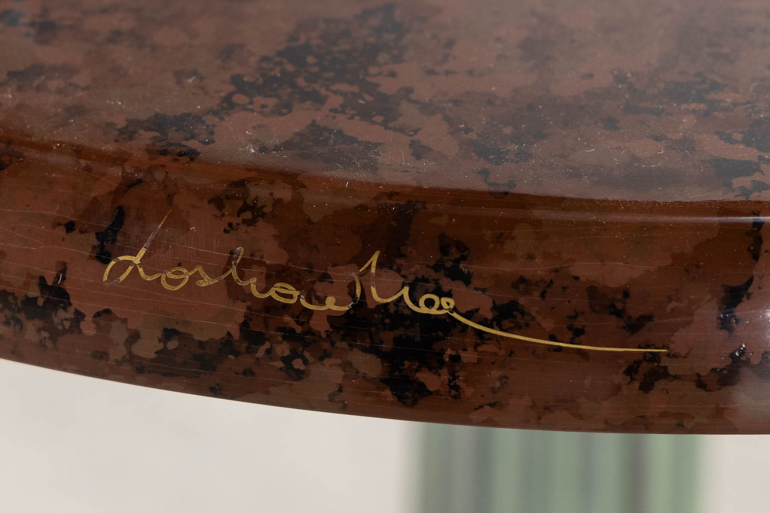 A decorative side table with a Fern and a geometric decor, 'Faux Marble'.