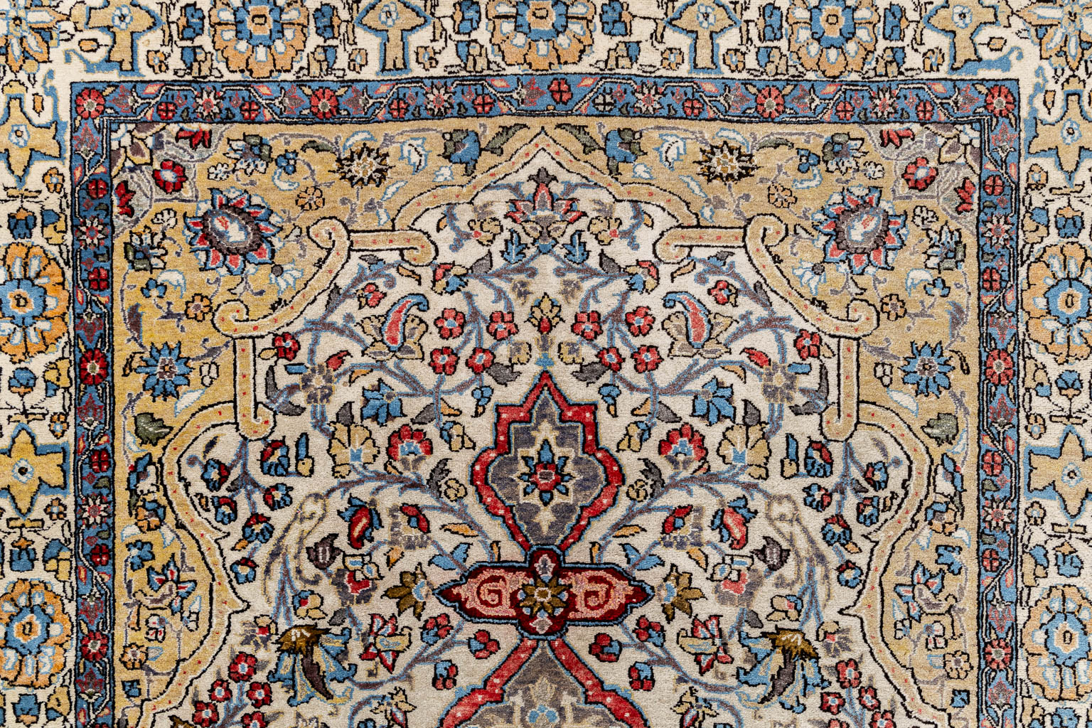 A Persian hand-made carpet, Sarough/Sarouk. (L:210 x W:139 cm)