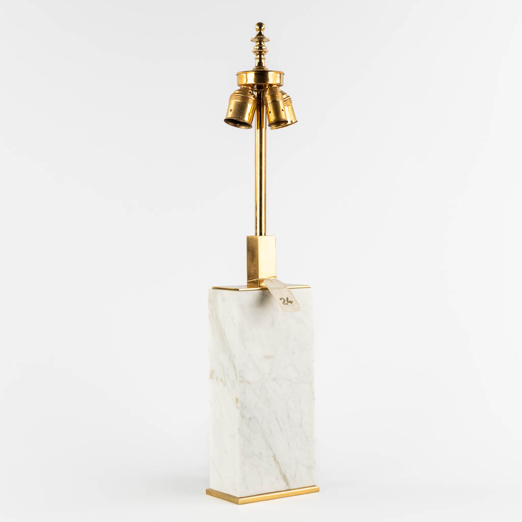 Deknudt, A mid-century table lamp, Carrara marble. Circa 1980. (L:8,5 x W:13,5 x H:65,5 cm)