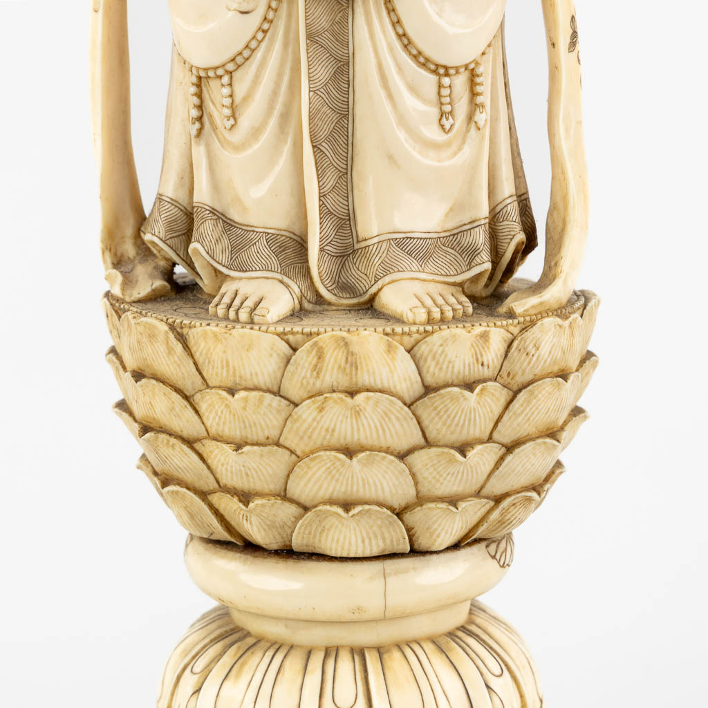 A Japanese Ivory sculpture of Guan-Yin, Meji Period. 4,135kg. (L:12 x W:14 x H:56 cm)