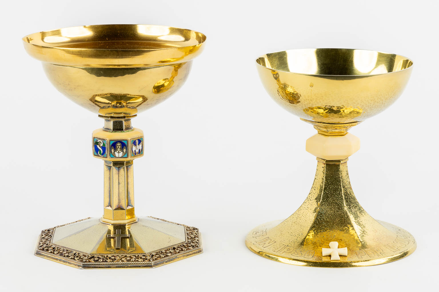 Twee vergulde cibories, Art Deco. Eén met email afbeeldingen van Jezus Christus en dieren. (H:16,5 x D:15 cm)