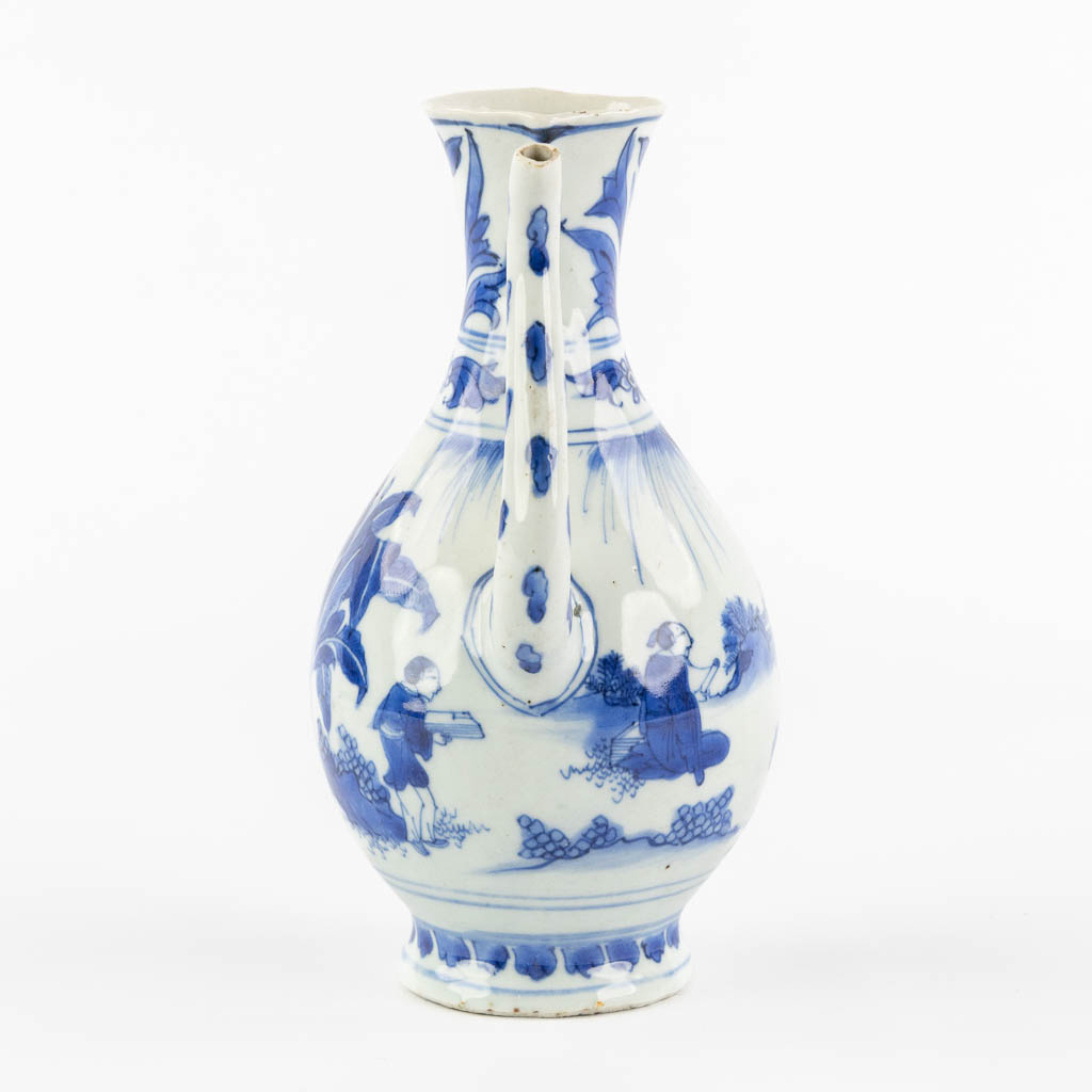 Een Chinese blauw-witte schenkkan of theepot, transitieperiode, 18de eeuw. (L:10 x W:15 x H:20,5 cm)