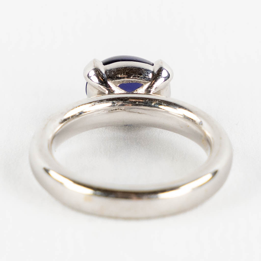 Bron Jewellery, an 18kt white gold ring with a cabochon sapphire. 11,16g. Ringmaat 57. 