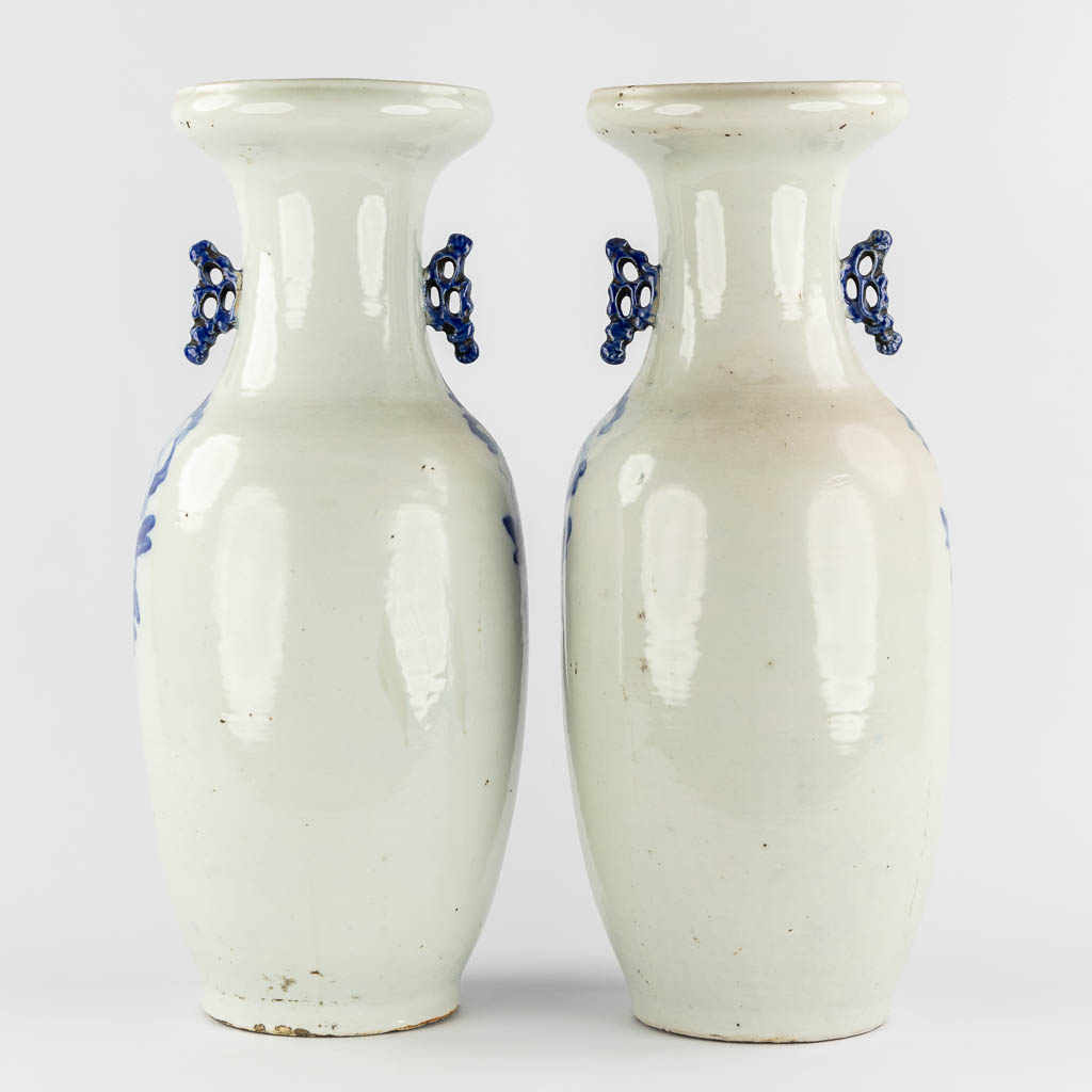 Een paar Chinese Celadon vazen met blauw floraal decor. (H:57 x D:22 cm)