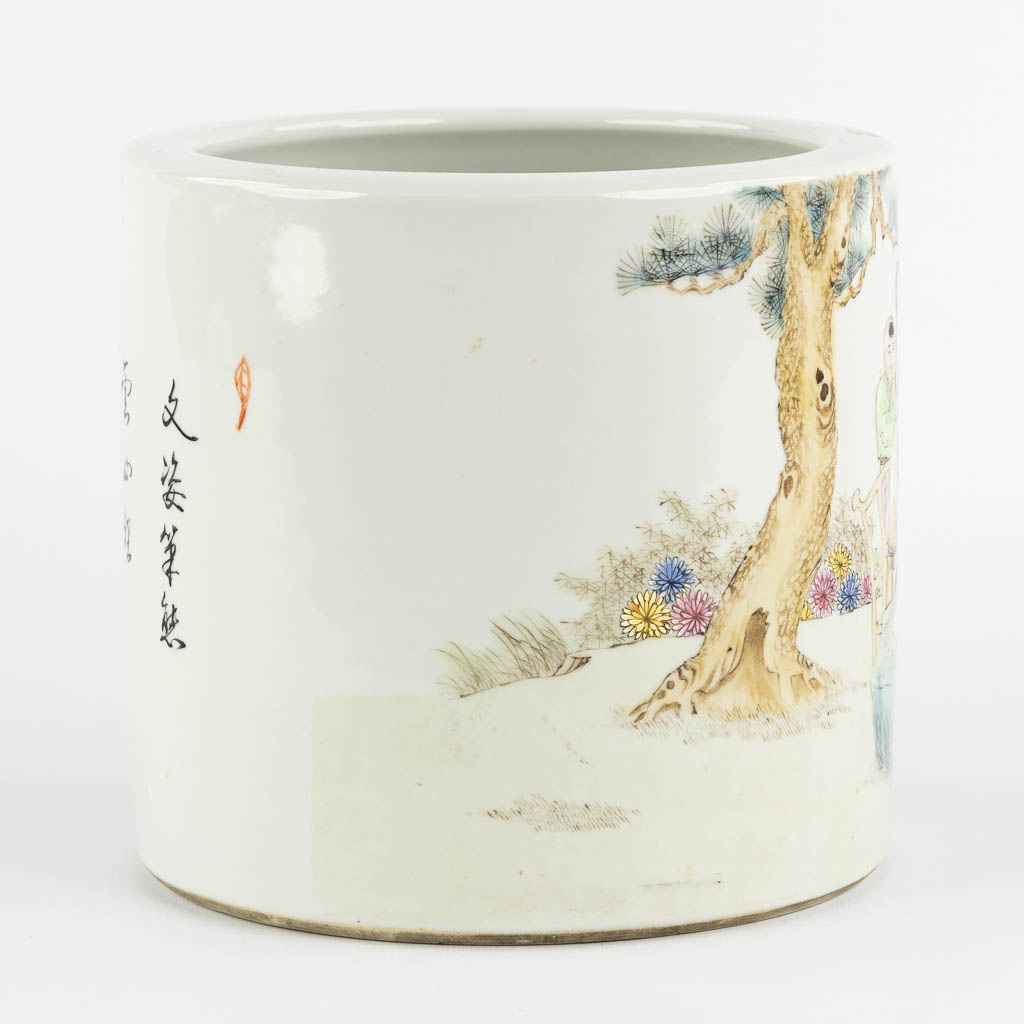 A large Chinese brush pot, finely painted with wise figurines and calligraphy. (H:18 x D:19 cm)