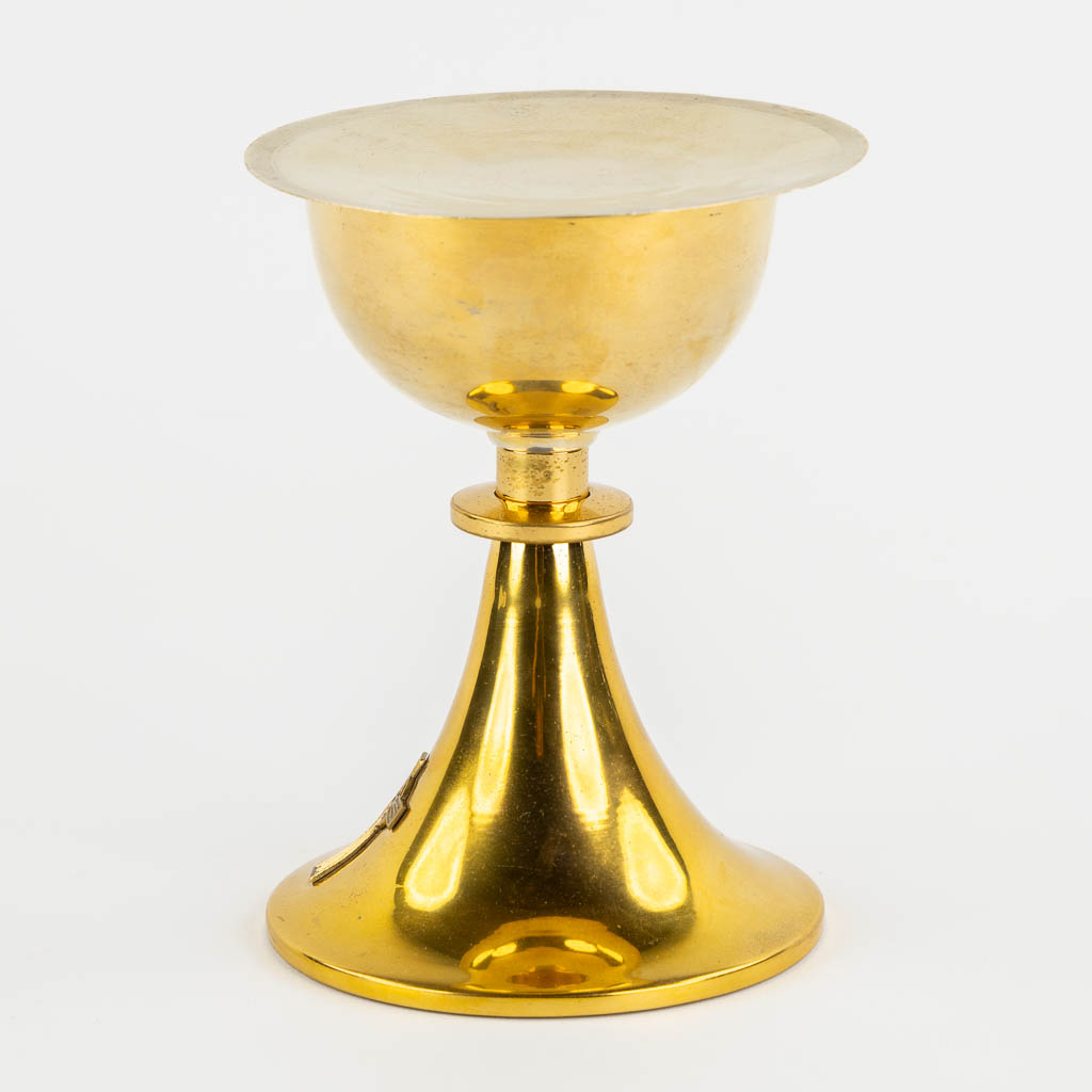 A modern chalice with paten and vermeil cuppa. 20th C. (H:16,5 x D:11,5 cm)