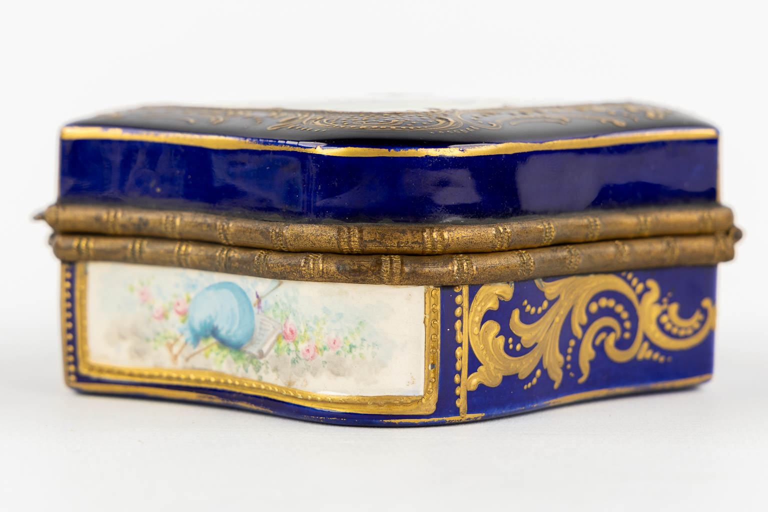 Sèvres, a polychrome porcelain jewellery box, hand-painted decor. 19th C. (L:10 x W:10 x H:5 cm)