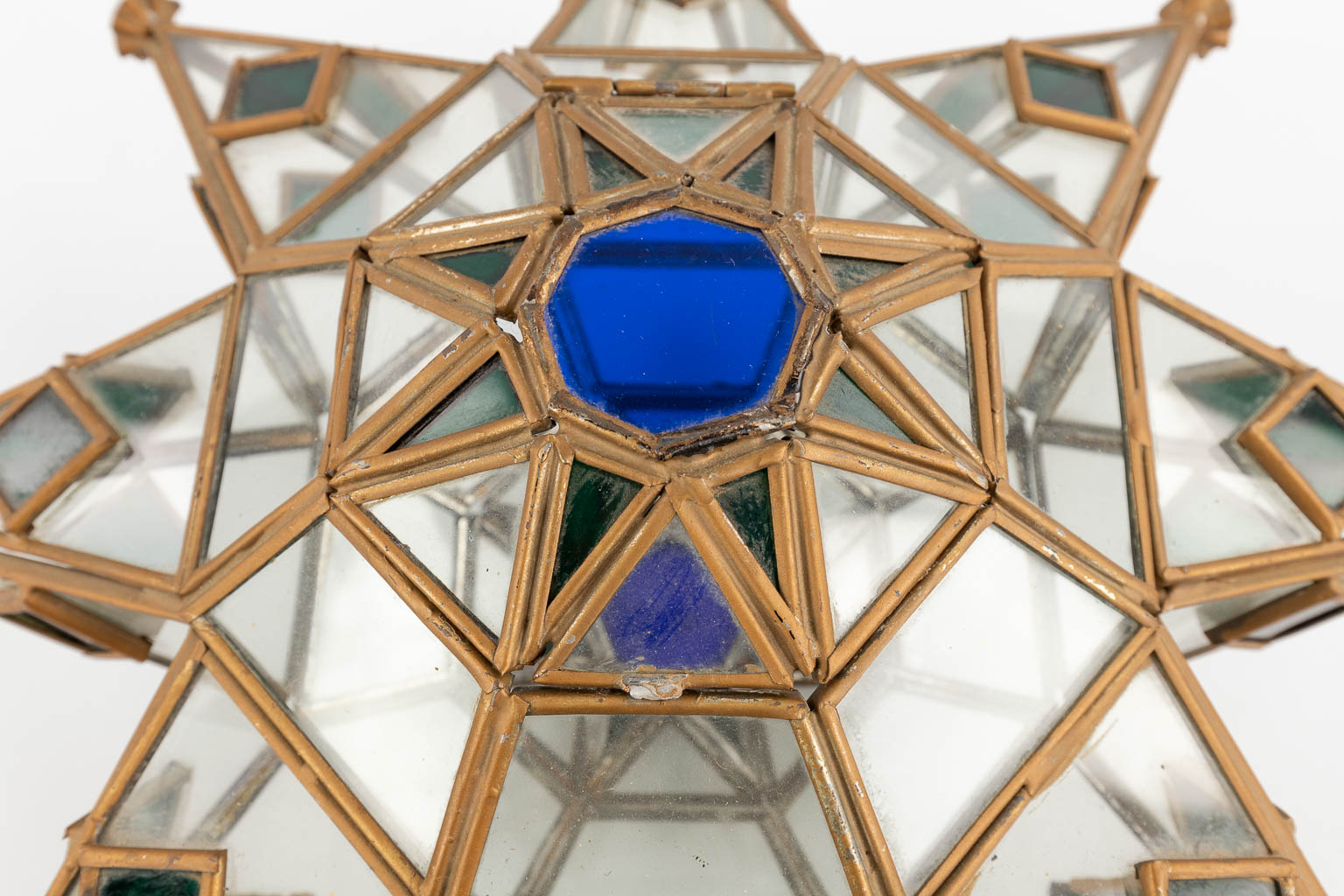 An antique hanging light fixture, decorated with stained glass in the shape of a star. (D:17 x W:42 x H:42 cm)