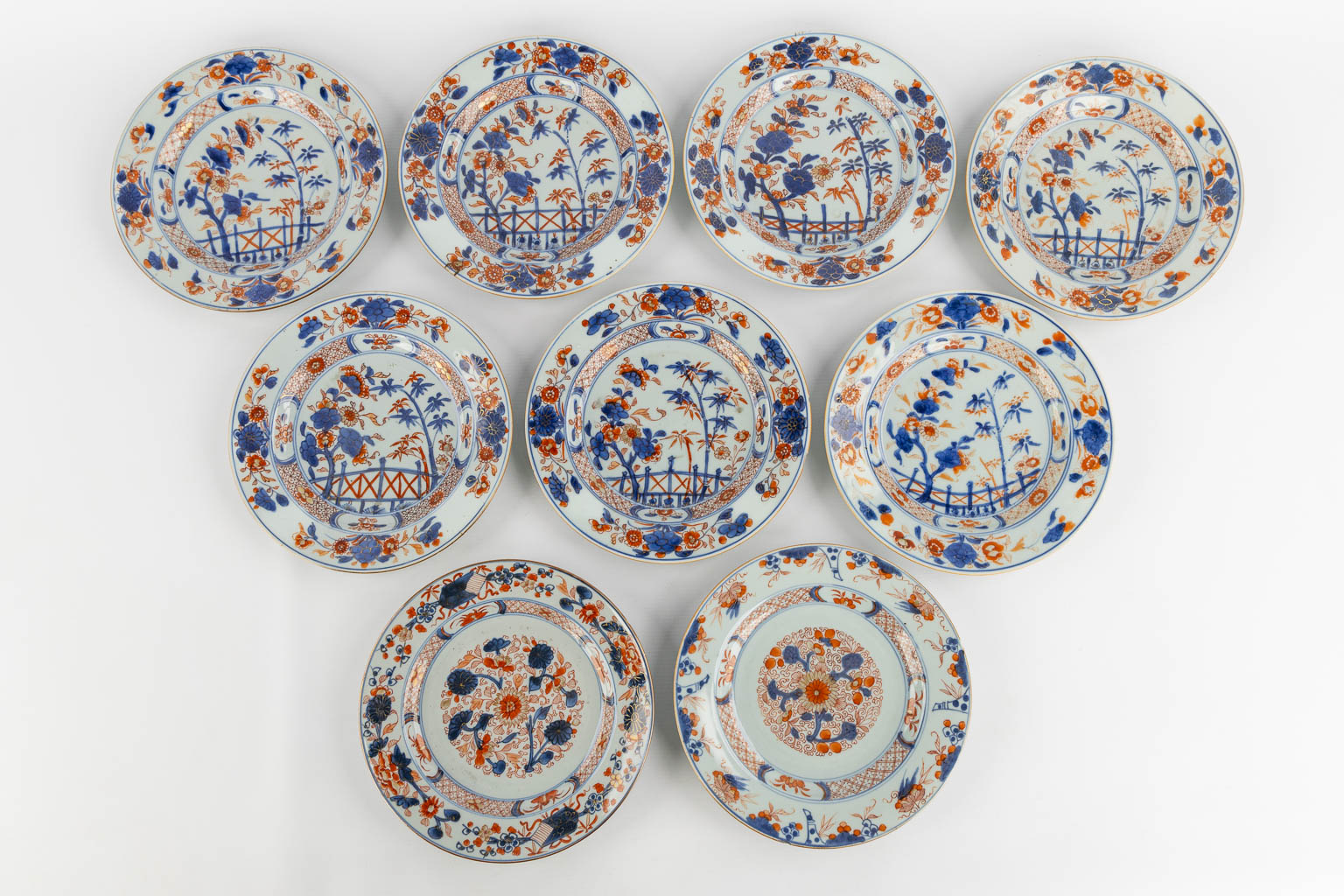 A large collection of Chinese and Japanes porcelain, Imari, Blue-white and Famille Rose. (D:23,5 cm)