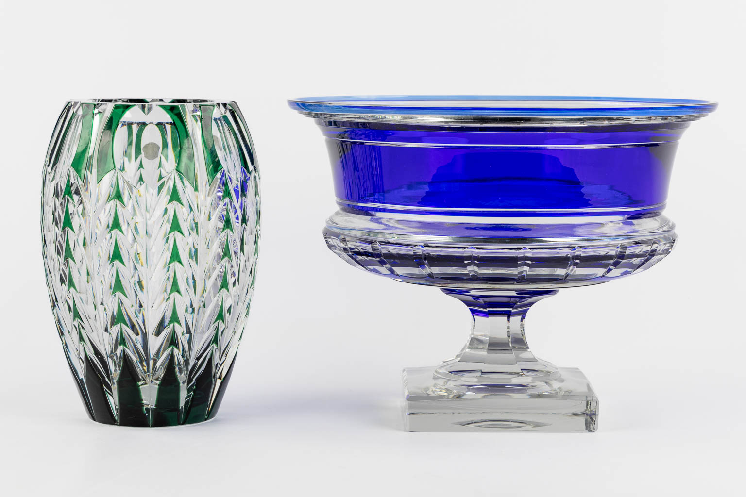 Val Saint Lambert, a large blue bowl and a green vase. (H:24 x D:31,5 cm)