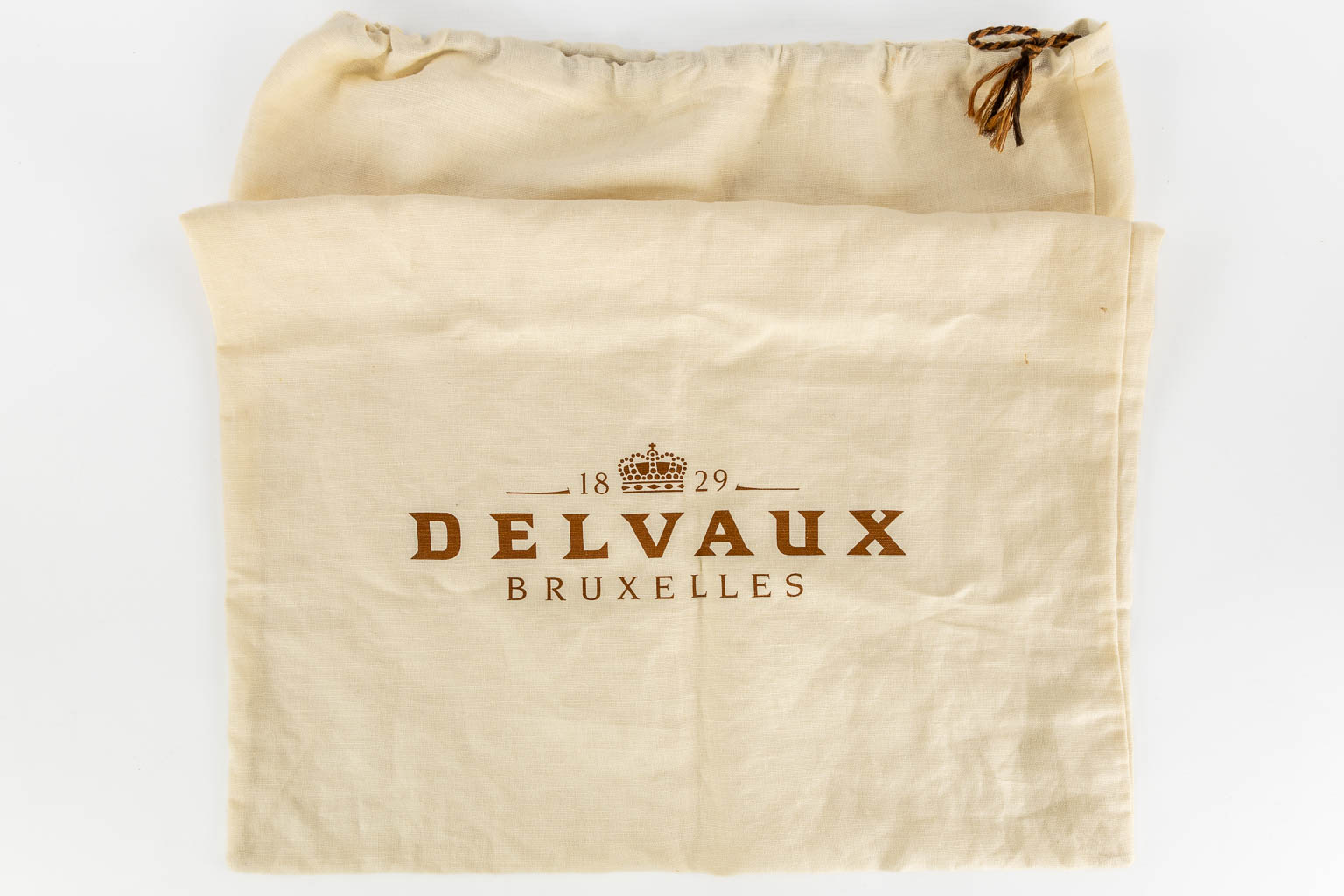 Delvaux, een donkerblauw leder handtas.