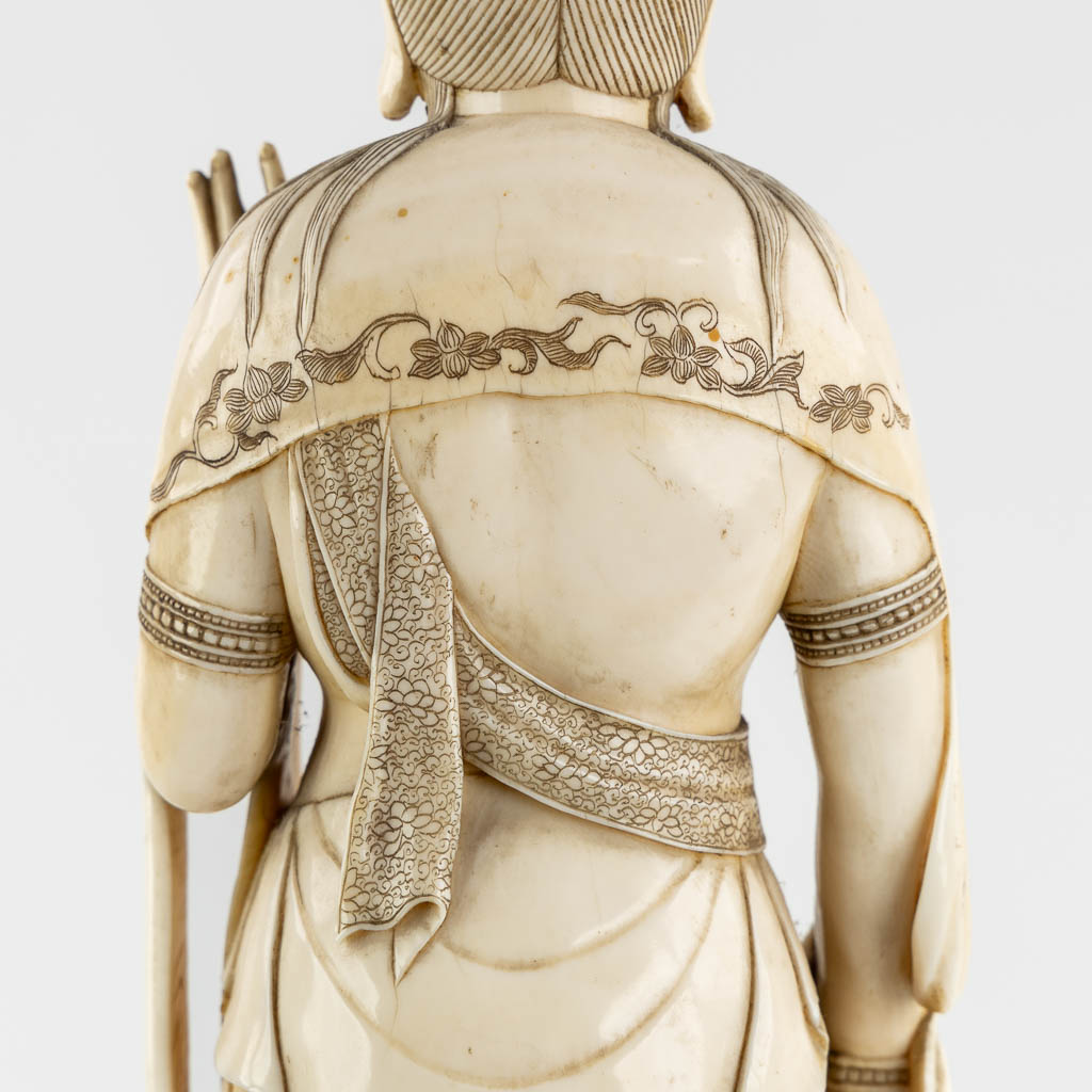 A Japanese Ivory sculpture of Guan-Yin, Meji Period. 4,135kg. (L:12 x W:14 x H:56 cm)