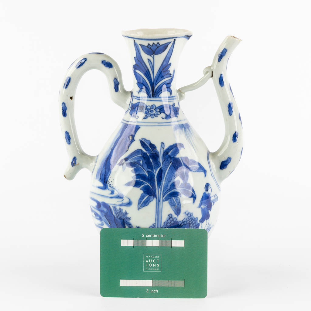 Een Chinese blauw-witte schenkkan of theepot, transitieperiode, 18de eeuw. (L:10 x W:15 x H:20,5 cm)