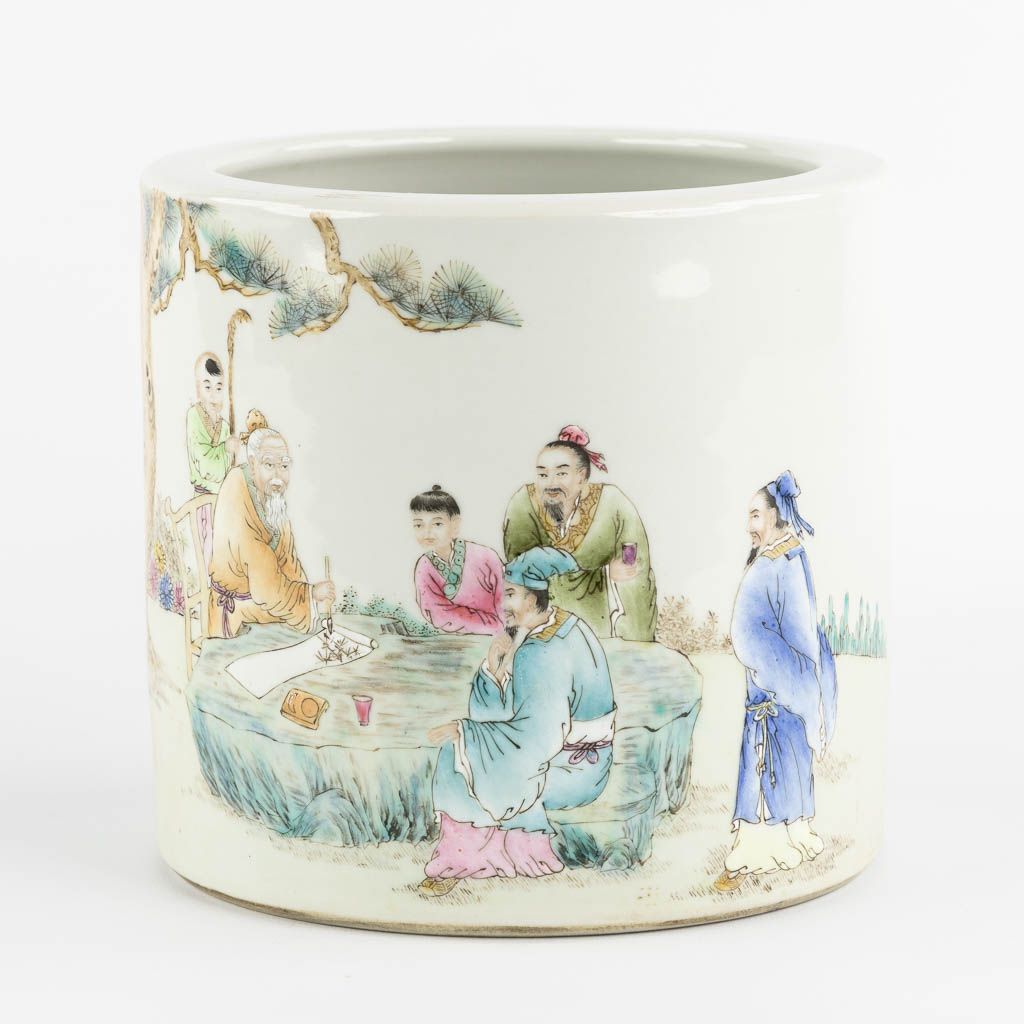 A large Chinese brush pot, finely painted with wise figurines and calligraphy. (H:18 x D:19 cm)