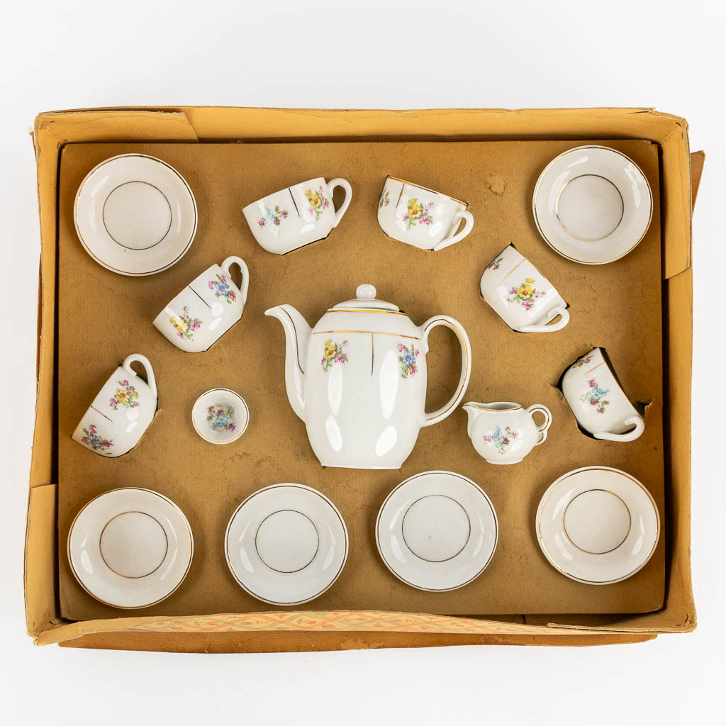 Een kinder koffieservies, Polychroom porselein, Circa 1900. (L:30 x W:38 x H:9,5 cm)