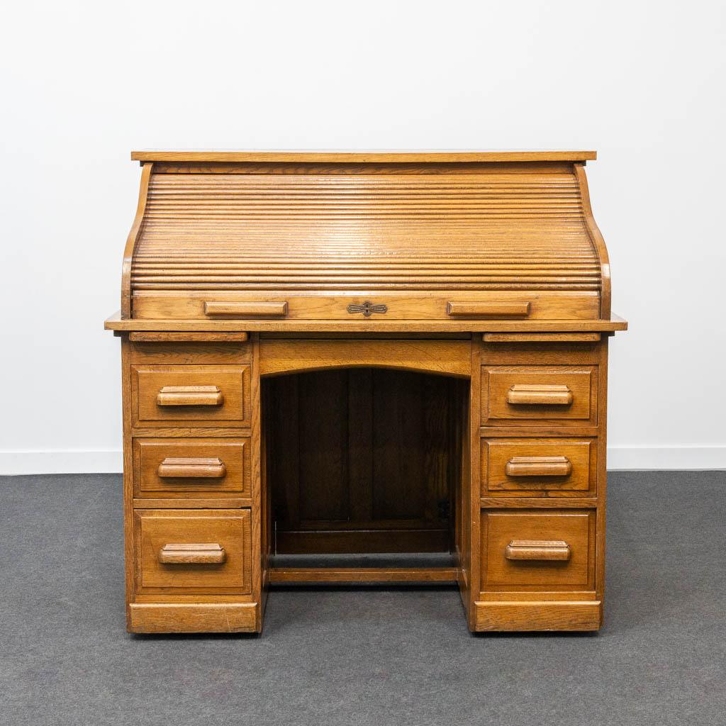 A wood American rolltop desk. (L:123 x W:75 x H:116 cm)