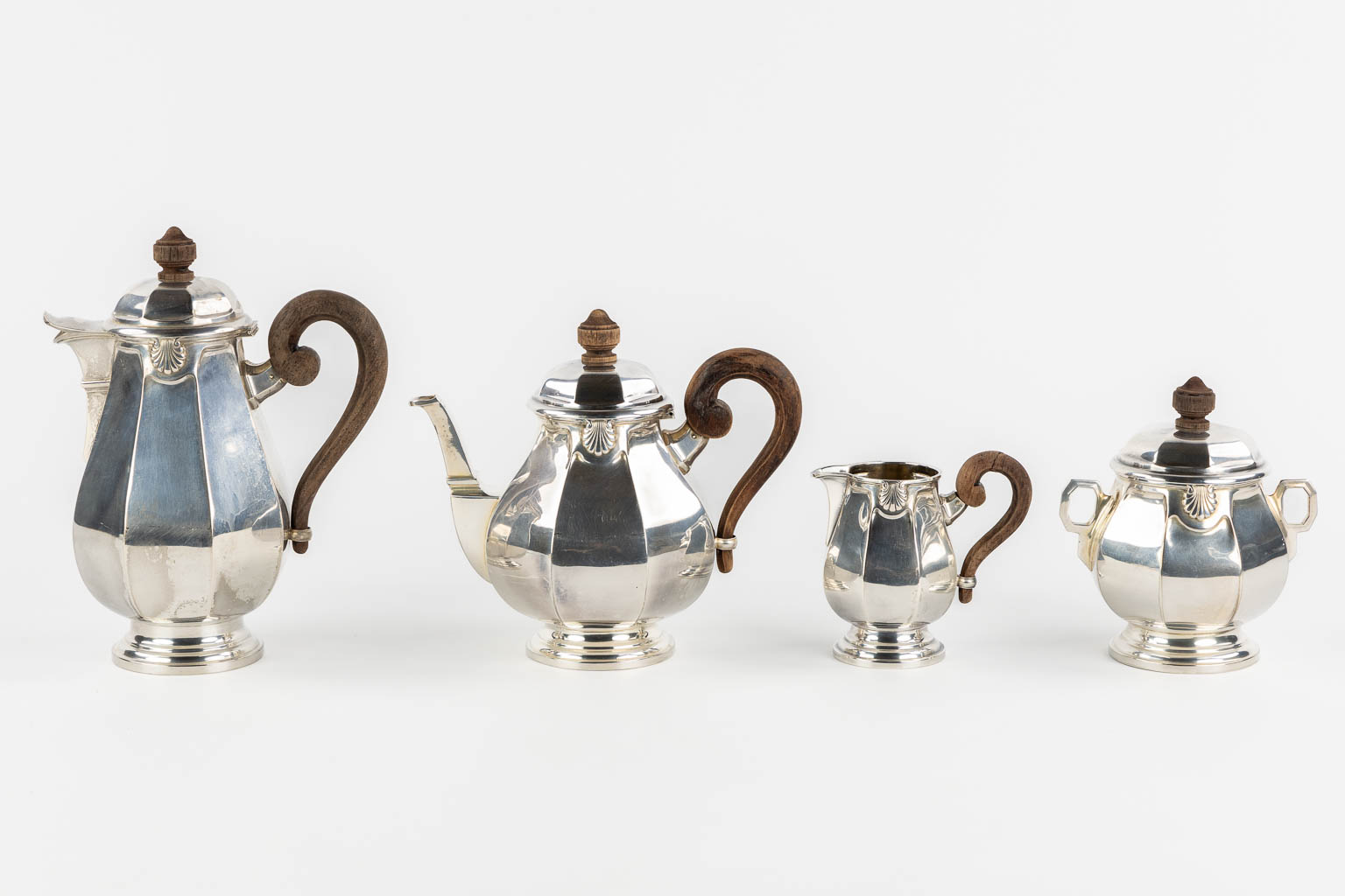 Wolfers Frères, SF 44, a silver coffee and tea service, silver, 800/1000, 1,570kg. (L:11 x W:18 x H:24 cm)