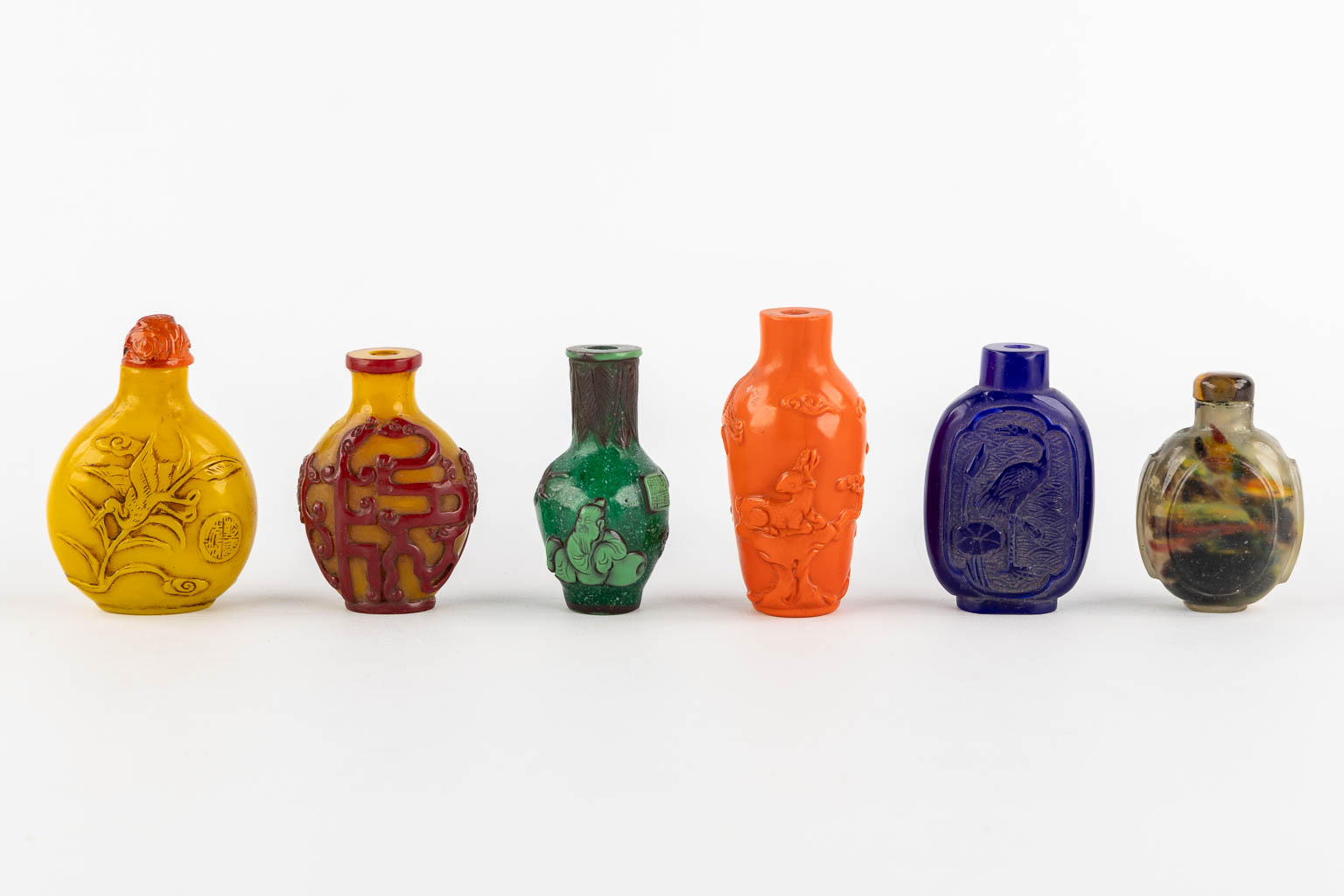 17 Chinese snuff bottles, mostly made of Peking glass. (H:10 cm)