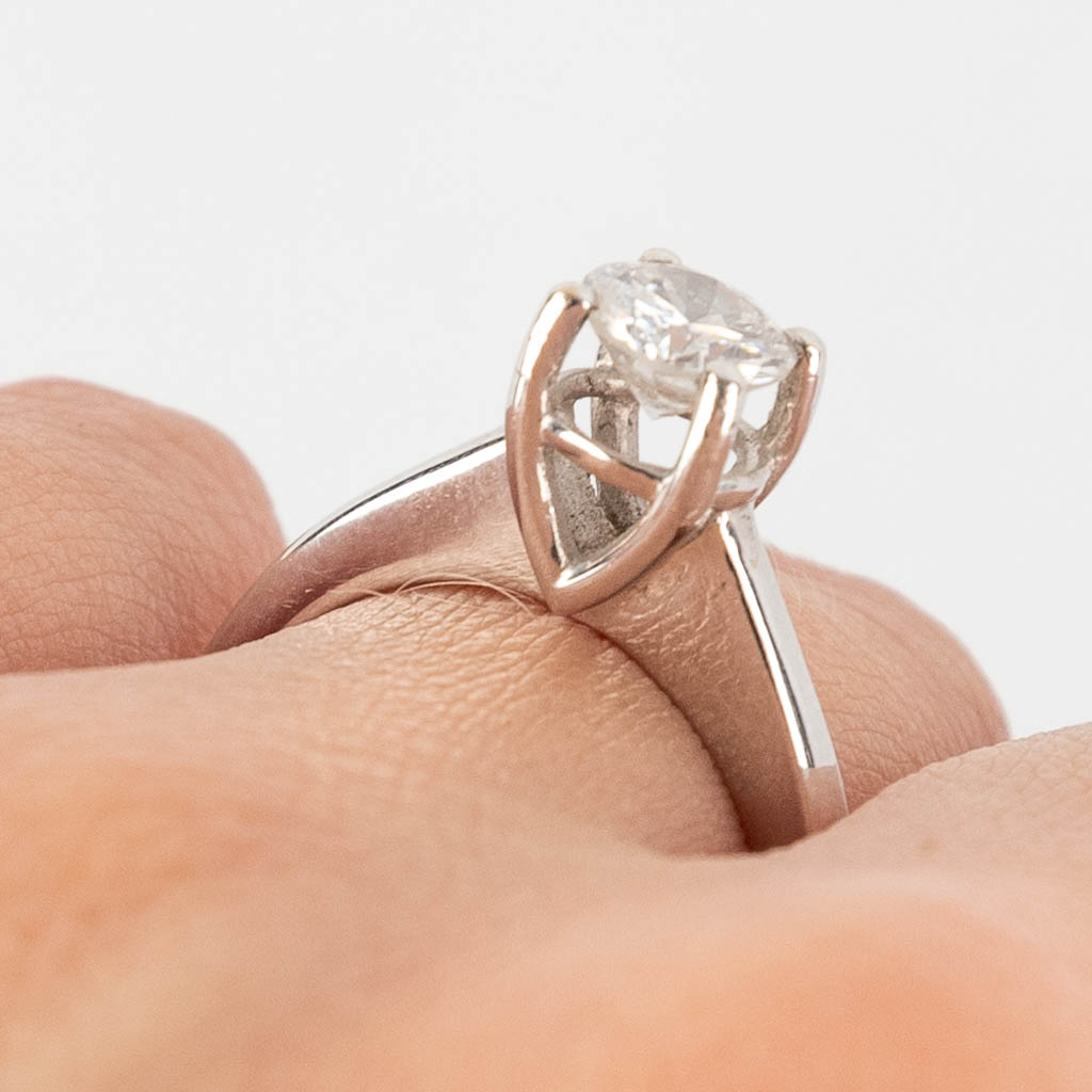 Een ring met grote solitaire diamant, ong.,79ct H-SI2, ringmaat 55, 5,58g.