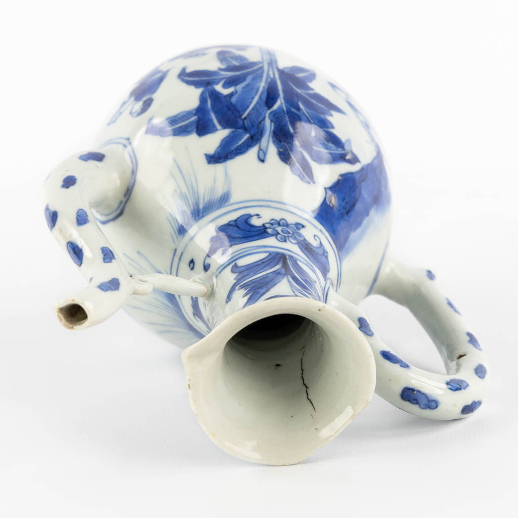 Een Chinese blauw-witte schenkkan of theepot, transitieperiode, 18de eeuw. (L:10 x W:15 x H:20,5 cm)