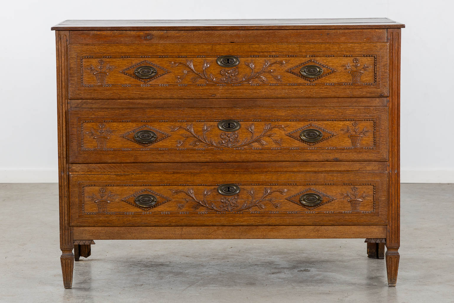 Een commode met 3 lades in Lodewijk XVI. 18de eeuw. (L:57 x W:123 x H:93 cm)