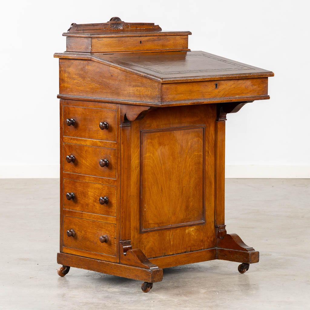 Een antiek en elegant 'Davenport' bureau, leder en hout, 19de eeuw. (L:54 x W:56 x H:90 cm)