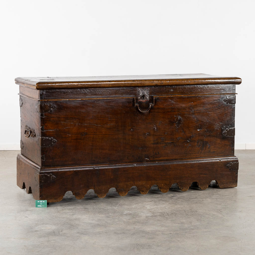 An antique chest, walnut, 17th/18th C. (L:68,5 x W:178 x H:93 cm)