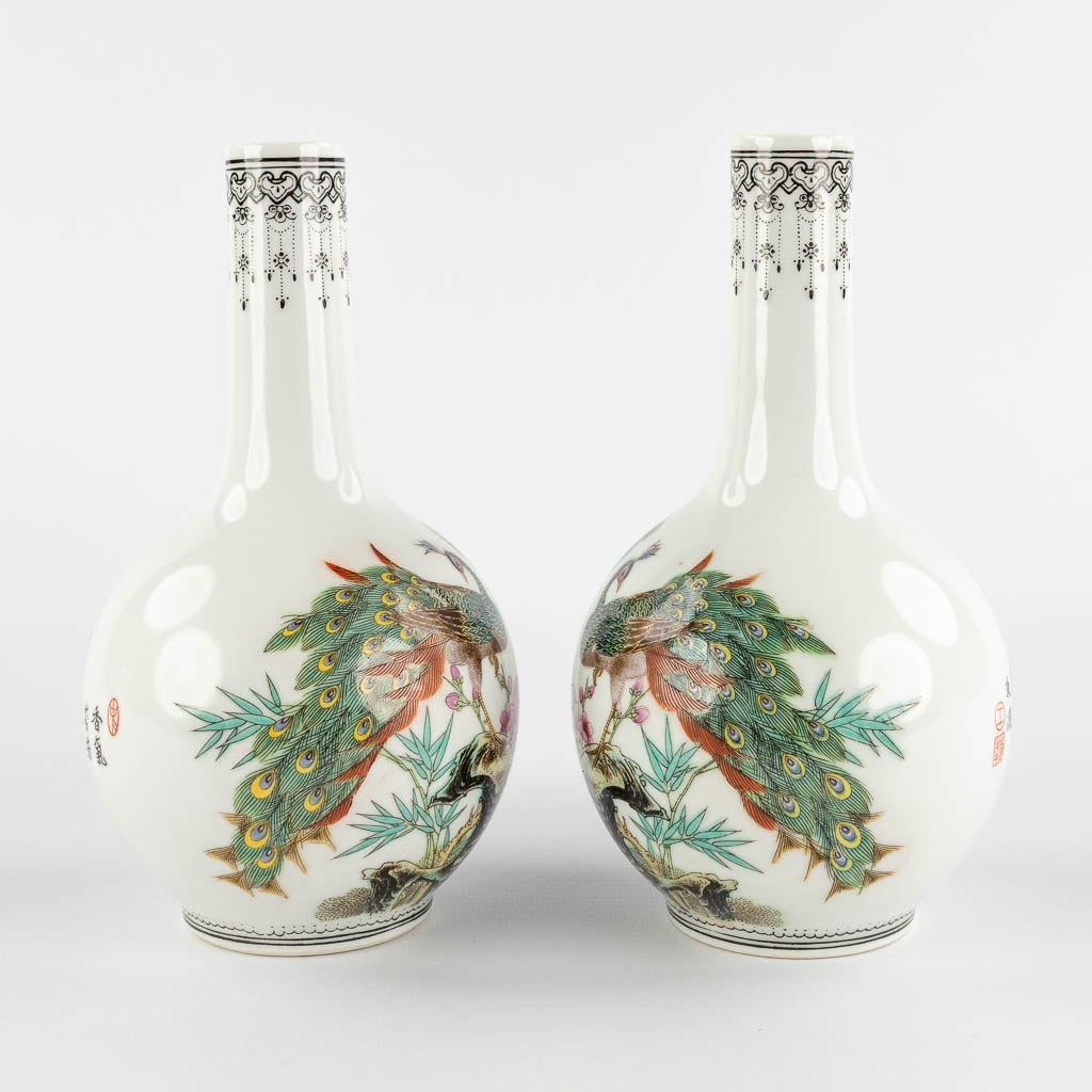 A pair of Chinese vases decorated with peacocks, 20th C. (H:19,5 x D:10,5 cm)