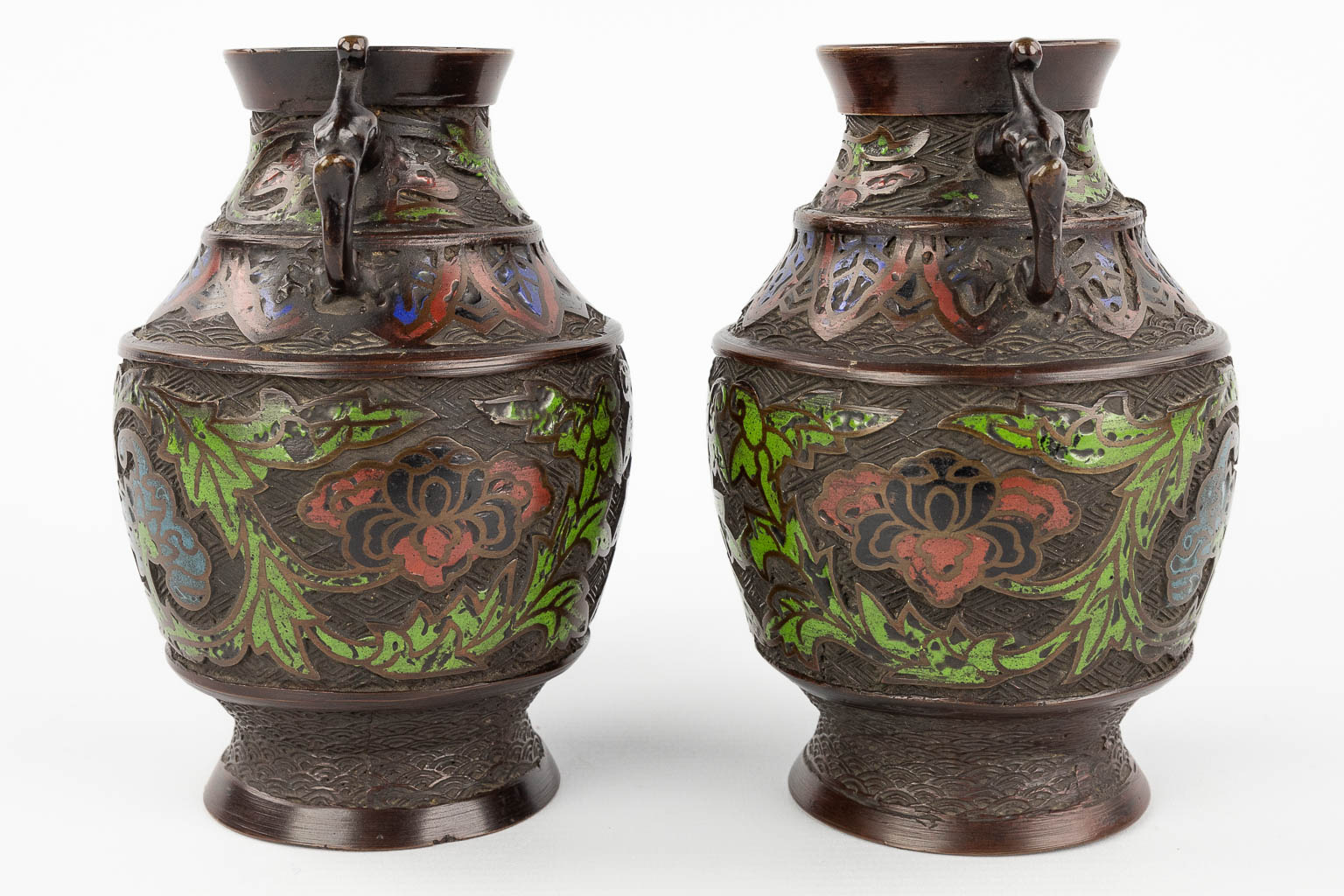 A pair of vases and pitchers, champslevé enamel on bronze base. 20th century. (H:15 x D:10,5 cm)